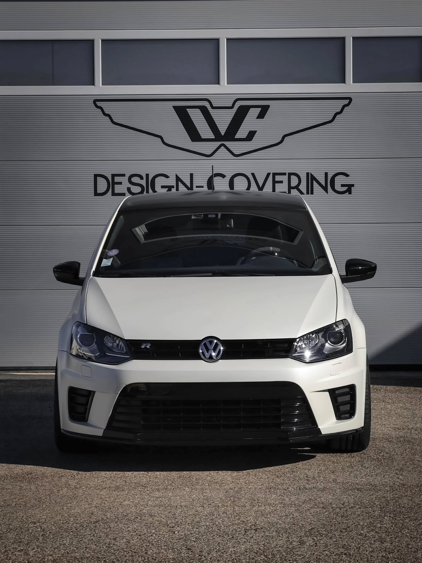 Une fois n'est pas coutume ? Pour ce client si! C'est la 3ème fois que nous refaisons cette couleur sur ce véhicule depuis sont achat !
.
Le résultat est là, le véhicule a toujours été couvert, et ne présente donc aucun défaut de carrosserie malgré les années.
.
⬇️ VW Polo WRC ⬇️
✔️Wrapping blanc perle satin + noir satin
.
#car #cars #ppf #covering #wrapping