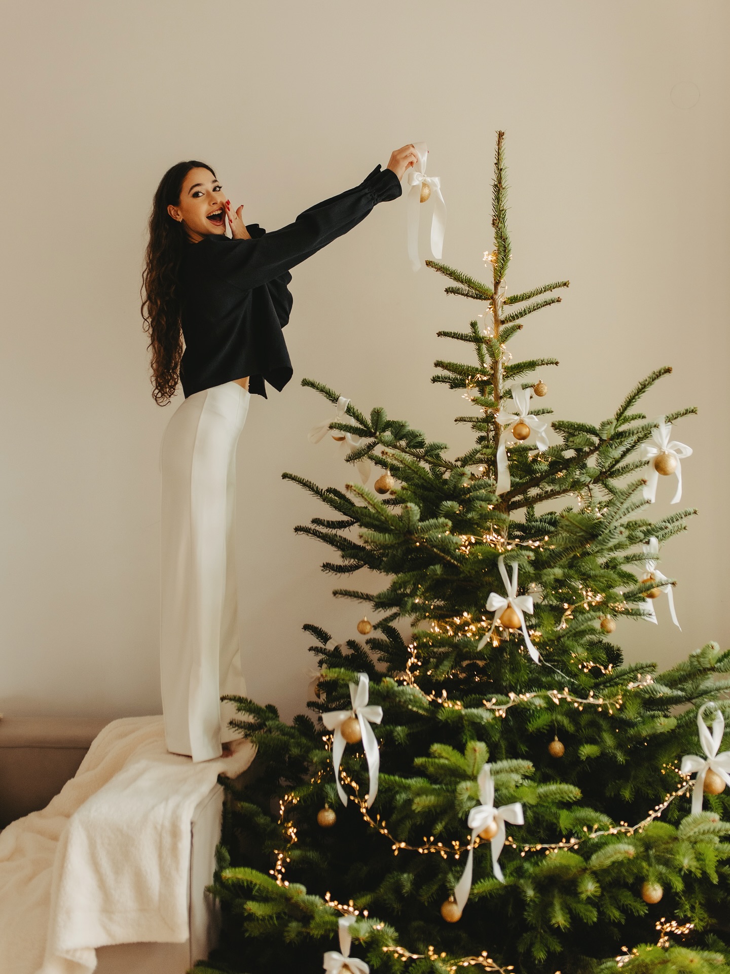 🎄🥳 Nasza scenografia świąteczna jest już dostępna od tygodnia!
Każdego dnia licznie nas odwiedzacie, za co jesteśmy niesamowicie wdzięczni i szczęśliwi. Cudownie jest widzieć Wasze uśmiechy i piękne zdjęcia! 🤍
Koniecznie oznaczajcie profil naszego studia @fach.studio.bydgoszcz ✨ Z wielką przyjemnością udostępniamy Wasze cudowne efekty! 📸
__________
Nie masz jeszcze zarezerwowanego studia, a chcesz stworzyć piękne kadry z naszą scenografią świąteczną i nie tylko? Ostatnie wolne terminy weekendowe znajdziesz w wyróżnionej relacji •terminy• a o dni powszednie pytaj nas we wiadomości prywatnej.
NAPISZ DO NAS 🤍🗓️
@fach.studio.bydgoszcz
__________
fotograf @dariawojciechowskafotografia
modelka @smile_baby_pv
makijaż @samarska_makeup
koszula @tulaki.pl
studio @fach.studio.bydgoszcz
dekoracje @da_fiori
#scenografiaswiateczna #scenografiaswiatecznabydgoszcz #scenografiaswiateczna2025 #studiobydgoszcz #studionawynajem #studionawynajembydgoszcz #studiowkamienicy #studiowkamienicybydgoszcz #fotografbydgoszcz #fotograf #fachstudio #fachstudiobydgoszcz #swieta2025 #święta2025