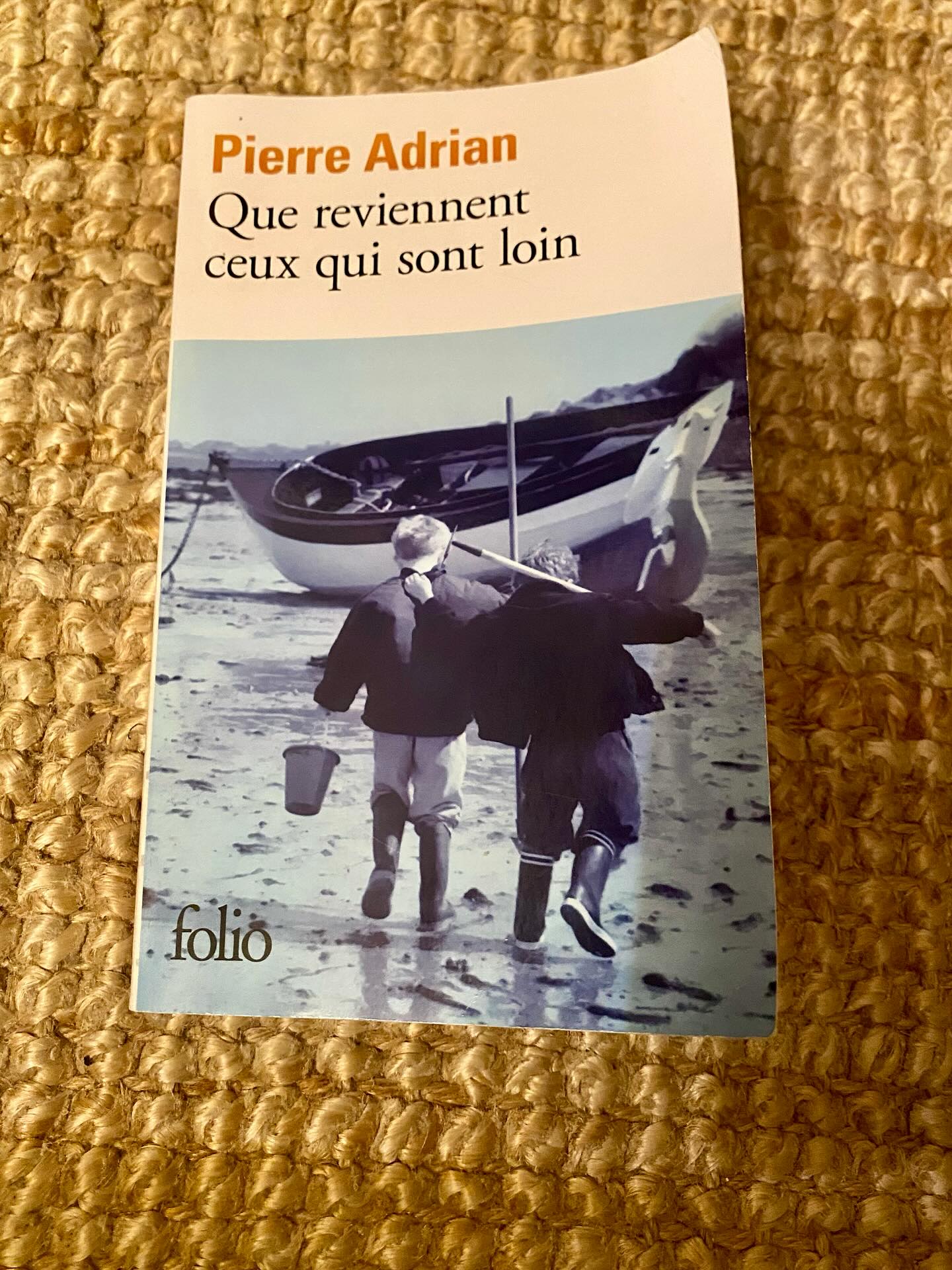 📝 Il est des livres « moi, je » qui n’intéressent «(presque) que celui/celle qui l’a écrit.
🌍 Il est des livres « nous, les hommes » à la portée si universelle qu’ils ne parviennent pas à nous toucher.
Et puis il y a ceux-là, comme « Que reviennent ceux qui sont loin » de Pierre Adrian qui, tout en parlant de souvenirs intimes et personnels, atteignent l’universalité en ce sens qu’ils touchent à des moments que l’on a (presque) tous vécus : des vacances à la mer ou à l’océan, une maison de famille. La famille. L’été qui s’éteint. La Bretagne. Peu importe (presque) la Région (en dehors de la pluie, des bottes et des marées), pourvu qu’il y ait l’ivresse de se plonger dans les souvenirs de choses simples. Si simples qu’on les oublierait un peu trop vite. Si simplement écrites. Si bien écrites.
Je retournerais bien en Bretagne. Avec un livre de Pierre Adrian…
#pierreadrianauteur #bretagne #roman #critiquelittéraire