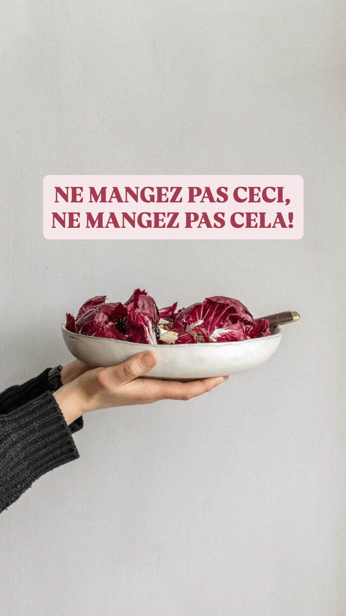 Vidéo à écouter jusqu’au bout!
Ne mangez pas ceci ne mangez pas cela!
😱😰😨😡😱😰😨😡😱😰
🌿 « Les épinards, amandes, chia, patates douces… contiennent des oxalates qui font beaucoup de dégâts dans votre corps! »
🌿 « Les tomates, les myrtilles, les poivrons, les pommes de terre sont toxiques pour le cerveau! »
🌿 « Les courgettes, les pois chiches, les lentilles, les noix de cajou contiennent des lectines irritantes pour les intestins! »
🌿Chaque auteur scientifique vous promet une santé optimale et une longévité si vous supprimez tout un tas d’aliments. On finit par avoir peur de manger et on se limiter à de la viande et de la salade.
⭐️En nutrition mon approche est la variété qui va de paire avec le plaisir.
⭐️Ce sont les comportements extrêmes qui posent problème:
- faire un smoothie d’épinards chaque jour n’est pas une bonne idée.
- manger végétarien / vegan avec des troubles digestifs nécessite une remise en question
⭐️mes conseils: mangez varié, peu sucré et écoutez votre corps. Évitez les comportements extrêmes.
⭐️Avez vous trouvé une alimentation équilibrée? Car ce n’est pas facile avec toutes ces contradictions!
⭐️Mon contenu vous plaît? Retrouvez l’ensemble de mes conseils dans mon livre: « La révolution du cétogène flexible » Maitrisez votre santé à 360 degrés pour perdre du poids. En librairie FNAC, cultura, filigranes, graffiti…ou en ligne.