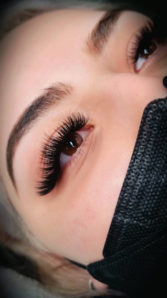 Lo que muchas conocen como volumen artesanal... podemos controlar el volumen y textura para unas pestañas esponjosas.
Y el estilo cat eye que logra un súper delineado que alarga la mirada.
#extensionesdepestañas #pestañasvoluminosas #volumenartesanal❤️🙌 #volumencateyes #pestañascdmx #lashartist