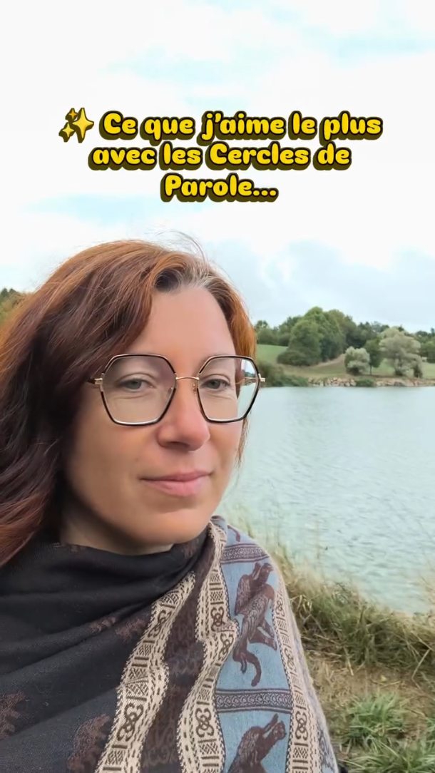 ✨ Ce que j’aime le plus avec les cercles de parole ?
C’est ce moment suspendu où les masques tombent, où chacun ose se dire, sans fard, sans filtre.
Ce moment où je sens la vibration du vrai.
Où une femme parle… et que tout mon corps murmure : « moi aussi ».
J’aime cette humanité à nu, cette sincérité qui fait fondre les jugements.
J’aime voir les cœurs se reconnaître à travers les mots.
Parce que dans ces espaces, on ne cherche pas à se sauver, ni à se réparer.
On apprend juste à être là, ensemble.
À se souvenir qu’on chemine tous, tant bien que mal, vers un peu plus de douceur, un peu plus de présence.
Et c’est ça, la magie des cercles de parole :
on repart plus légères, plus vivantes, un peu plus reliées à soi… et aux autres. 🌿
💫 Viens vivre cet espace avec moi.
📅 Demain, samedi 8 novembre à 15h30
🍵 Crêperie L’Angélus – Longeville-sur-Mer
Tu seras accueillie exactement comme tu es. ❤️
👉 Réserve ta place en message privé.
🧵 Parce que se dire, c’est déjà se relier.
Julie 🪄
#CercleDeParole #LienHumain #MagicKiffeuse #creperielangelus