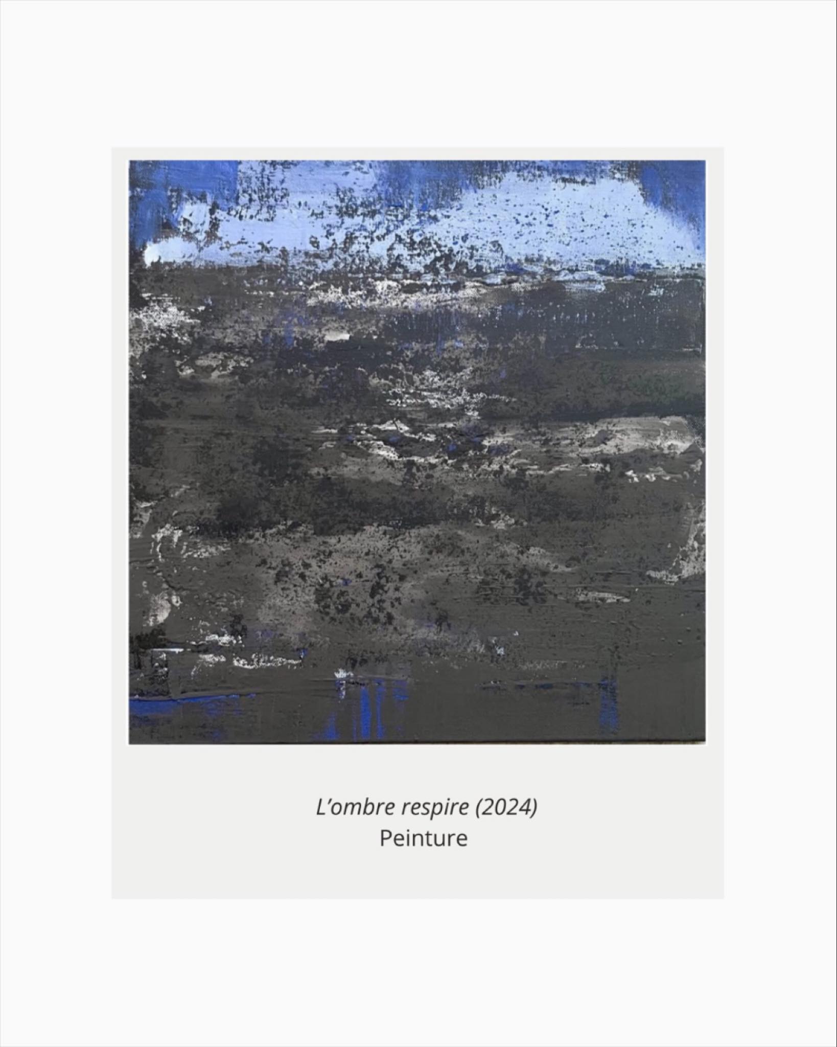 Exposée à la @fondationtaylor
Je laisse l’ombre s’installer, je ne l’a combat pas. Je la construit lentement, couche, après couche, en laissant la surface surcharger–jusqu’à ce qu’elle respire d’elle-même. Dans cette densité, je cherche une vibration, un souffle. Le bleu surgit là où la matière cède,, là où l’accident devient lumière. Je ne cherche pas à représenter, seulement à capter ce moment fragile, ou quelque chose affleure, au bord du silence.
#artprice #bamgallery31 #artsper #maryamshams_artiste #artistecontemporaine #artisteoninstagram