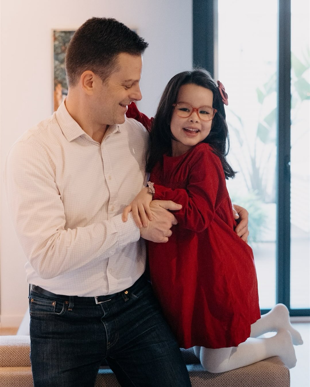 Some family photoshoots are quiet, tender, beautifully simple, like these moments at home.
A bit posed, a bit polished… and still full of joy.
Because even when things look “perfect”, what I really focus on is the feeling behind the frame:
the proud smile, the gentle touch, the way a child leans into her parents without thinking.
My style lives somewhere between softness and intention.
I guide just enough for you to feel comfortable,
and then I let your natural connection do the rest.
If you’d love cosy, elegant photos at home this Christmas… the kind that feel warm, emotional and timeless: now’s the time to book.
Holiday sessions fill up quickly every year ✨
Love from Poblenou,
Pauline