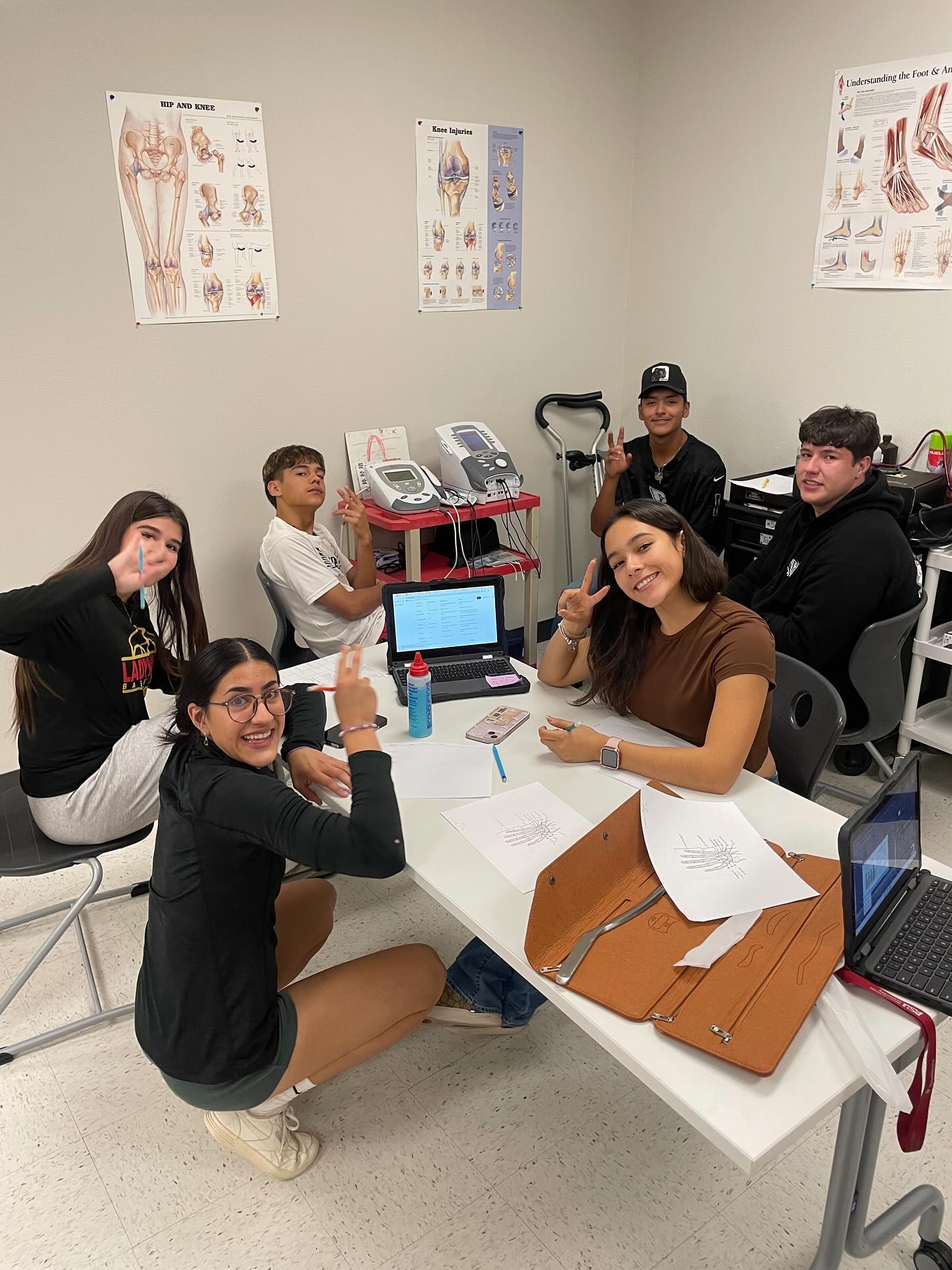 TRUST THE PROCESS HAWKS!!!🔴⚫️🟤
7th Period SPORTS MEDICINE CLASS!⚽️🏀🏈📚🚌
Career Technical Education Program
Programa de Educación en Carreras Técnicas en Preparatoria👩🏻⚕️🏥🚒🚑🩺🩻
#rioricohawks #rioricohighschool #teacher #CTE #friday