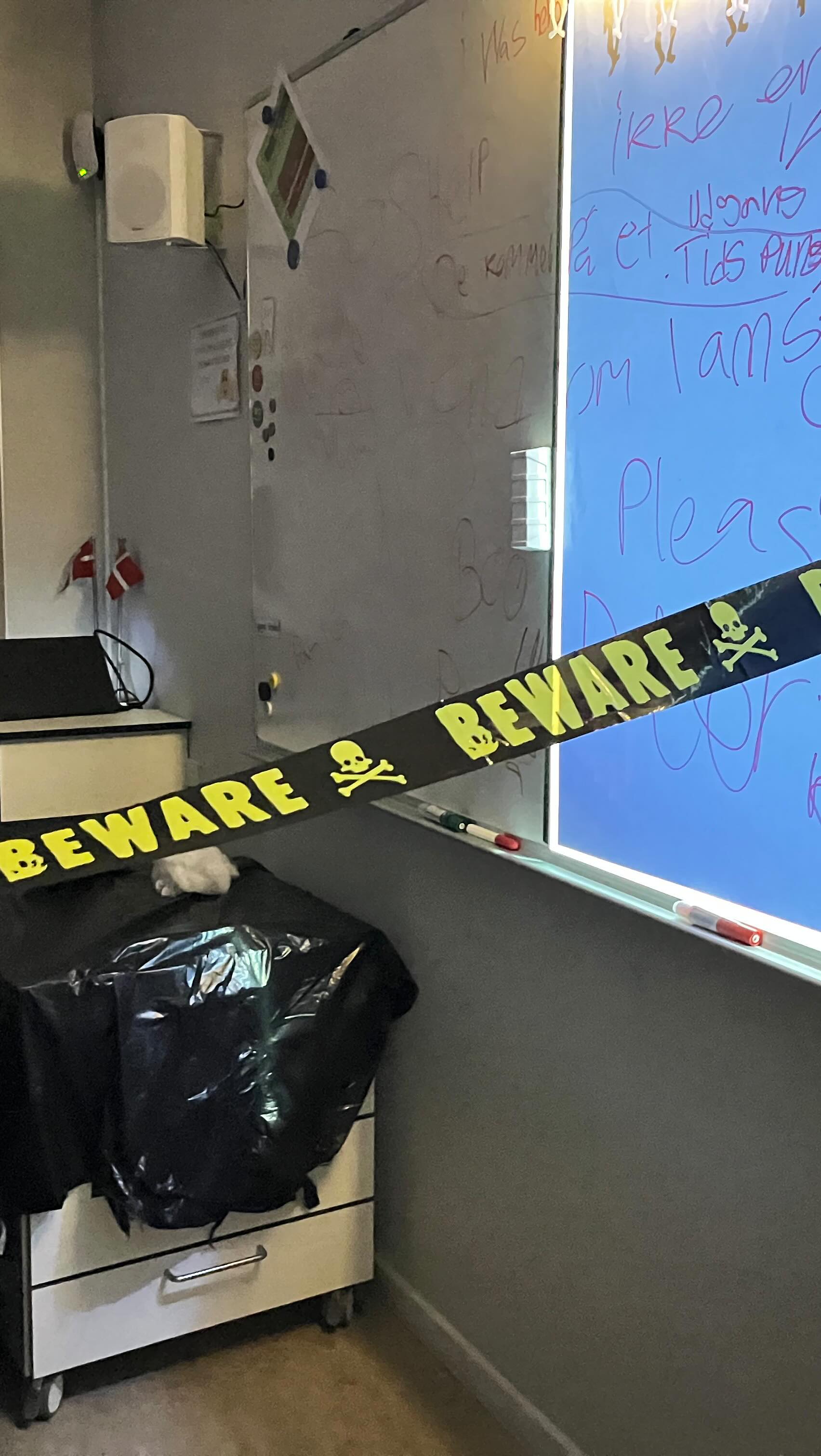 SELV OM HALLOWEEN er overstået for i år, skal I altså ikke gå glip af 5. klasses Haunted House 😱
Eleverne havde inviteret deres forældre og søskende på Halloween og pizza 🍕 på skolen i fredags - med alt hvad dertil hører af gys, gru og græskar 👻💀🎃
På videoen ser I 5. klasses klasselokale, som eleverne og deres lærere havde omdannet til det uhyggeligste Haunted House - skabt til at skræmme livet af både små og store 🫣
Det lykkedes heldigvis kun NÆSTEN, for vi vil så gerne beholde dem/jer alle 😅
Vi glæder os allerede til Halloween igen næste år 😍🎃
#Halloween #5klasse #HauntedHouse #hjemsøgthus #Uhygge #Fællesskab #Friskoleliv #Friskole #HerningFriskole #EtGodtStedAtLæreVæreOgVokse