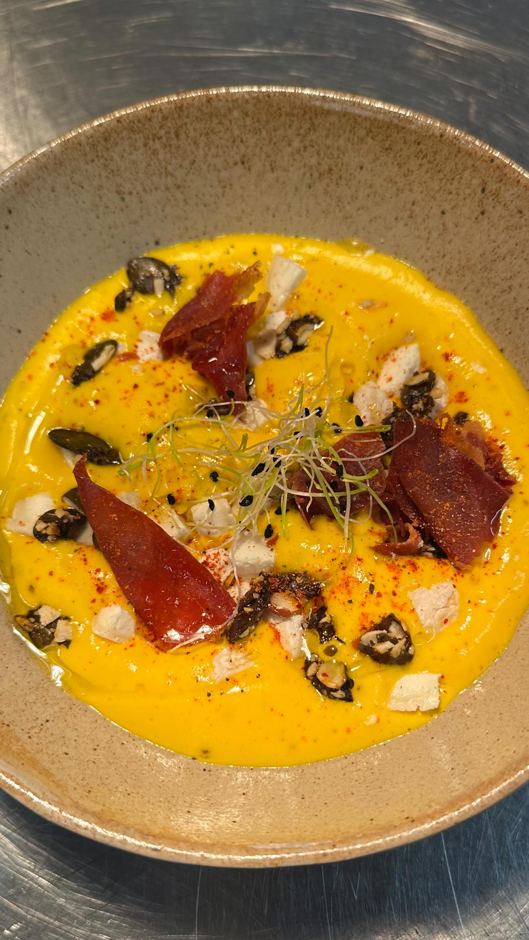 ✨ Un plat qui sent bon l’automne dans le Berry… Espuma de potimarron & crottin de Chavignol ! 🍂
Douceur du potimarron, caractère du Crottin de Chavignol, croustillant du jambon sec et pep’s des graines de courge au paprika fumé 🍁
Des textures, des saveurs et un équilibre parfait, pensés pour réveiller vos papilles. ⏰
Une création réalisée avec des produits frais, locaux et de saison. 📍
Un exemple d’entrée lors d’une privatisation dans notre restaurant sur mesure. Vous venez quand nous rendre visite ? 😋
#traiteurgastronomique #sweetandsalted #sweetandsaltedbourges #restaurantsurmesure #Cuisinedesaison #Potimarron #CrottinDeChavignol #SaveursDAutomne #ProduitsLocaux #faitmaison #CentreValDeLoire #Bourges #GastronomieFrançaise #cuisinecréative #artculinaire #saveursduterroir #restaurantbourges #foodlover