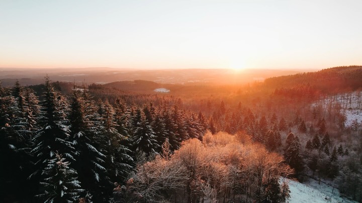 Puderzucker-Wetter im Siegerland ❄️
Die Vorfreude auf einen Winter mit großen gefrorenen Pfützen, Schneeengeln, glitzernden Gräsern, tiefen Spuren im Schnee und Nebelschleiern beim Ausatmen ist groß 🤍
Worauf freust du dich im Winter am meisten?
#siwierleben #siegenwittgenstein #siegerland #kindelsberg #suedwestfalen #visitsiegen #visitnrw #deinnrw