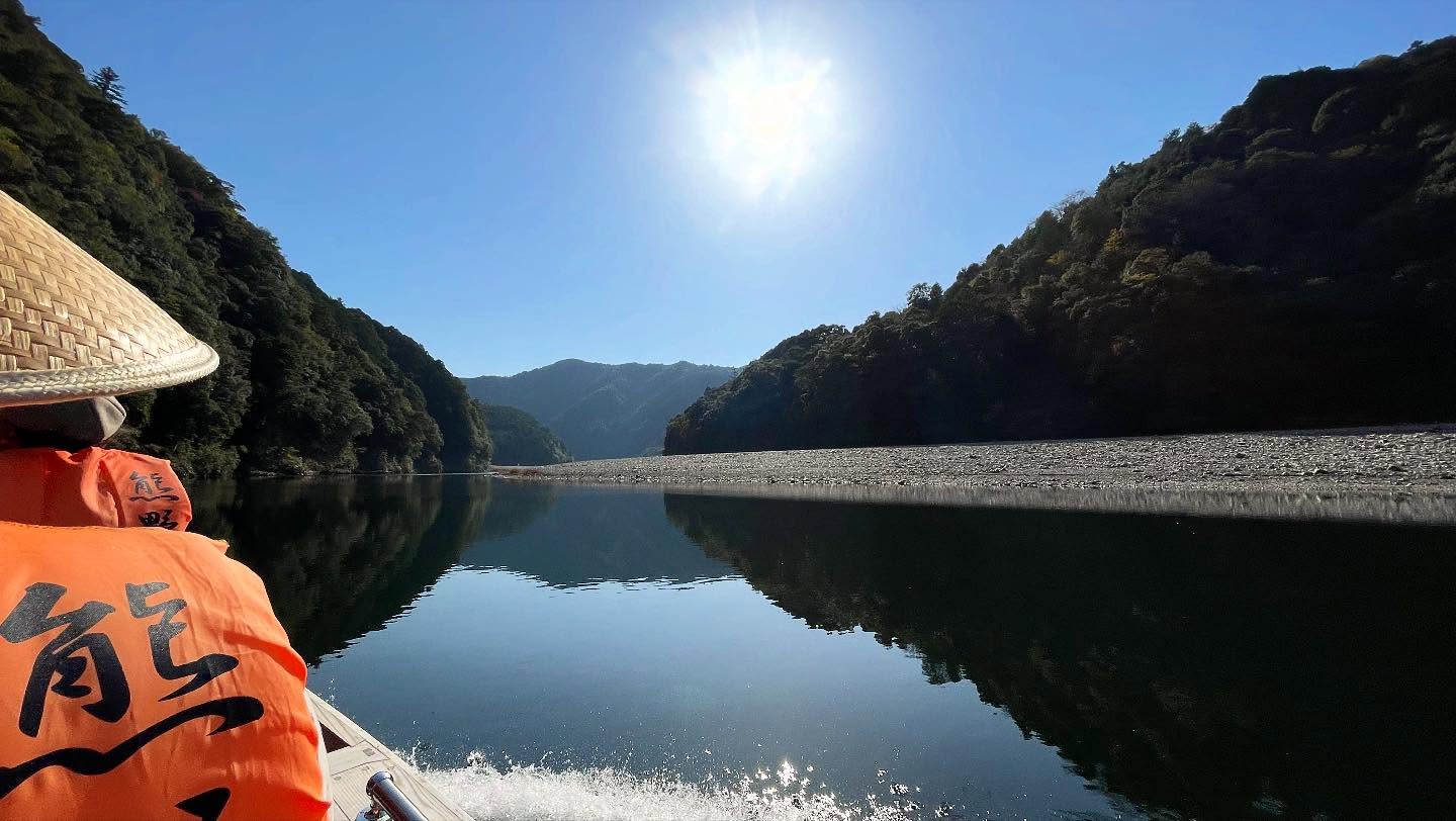 最近お友達になったCちゃんが、香港から旅行に来られたご家族を紹介してくれました😊
半日の観光案内で、
瀞峡巡り → 熊野本宮大社 → 大斎原 → 湯峯温泉で温泉卵作り
というコースをご案内しました⛩️✨
お天気にも恵まれ、とても喜んでいただけて、私も本当に嬉しかったです。
最後は ここゆい新宮店 にご宿泊いただき、「日本で色々行ったけど、ここが一番よかった!」と言っていただきました🌸
夕食は一緒にお寿司をいただき、香港のお土産までいただきました☺️
香港の方をご案内するのは初めてでしたが、色々なお話を聞けて、いつか行ってみたいなぁと思いました✨
Cちゃん、パパ、Mさん。新宮に来てくれてありがとう😊
⸻
【English Version(英語版)】
I recently had the pleasure of guiding C-chan’s family, who traveled all the way from Hong Kong 🇭🇰😊
We enjoyed a half-day tour:
Kawayu Gorge Boat Tour → Kumano Hongu Taisha → Oyunohara → Making hot spring boiled eggs in Yunomine Onsen ⛩️✨
The weather was perfect, and they seemed very happy — which made me happy too!
They stayed at Kokoyui Shingu and told me,
“We’ve visited many places in Japan, but this is the best one!” 🌸
We ended the day with sushi together, and they even brought me lovely gifts from Hong Kong.
It was my first time guiding guests from Hong Kong, and I learned so much about their culture.
Now I really want to visit someday✨
Thank you C-chan, Papa, and M-san for coming to Shingu 😊
#KokoyuiShingu
#KumanoTravel
#瀞峡 #Dorokyo
#KumanoHonguTaisha
#Oyunohara
#YunomineOnsen
#GuesthouseJapan
#熊野ガイド
#VisitShingu
#HongKongToJapan
#TravelMemories
#ご縁に感謝
#LocalHospitality
#HiddenJapan
#KumanoKodoArea
#JapanTrip2025