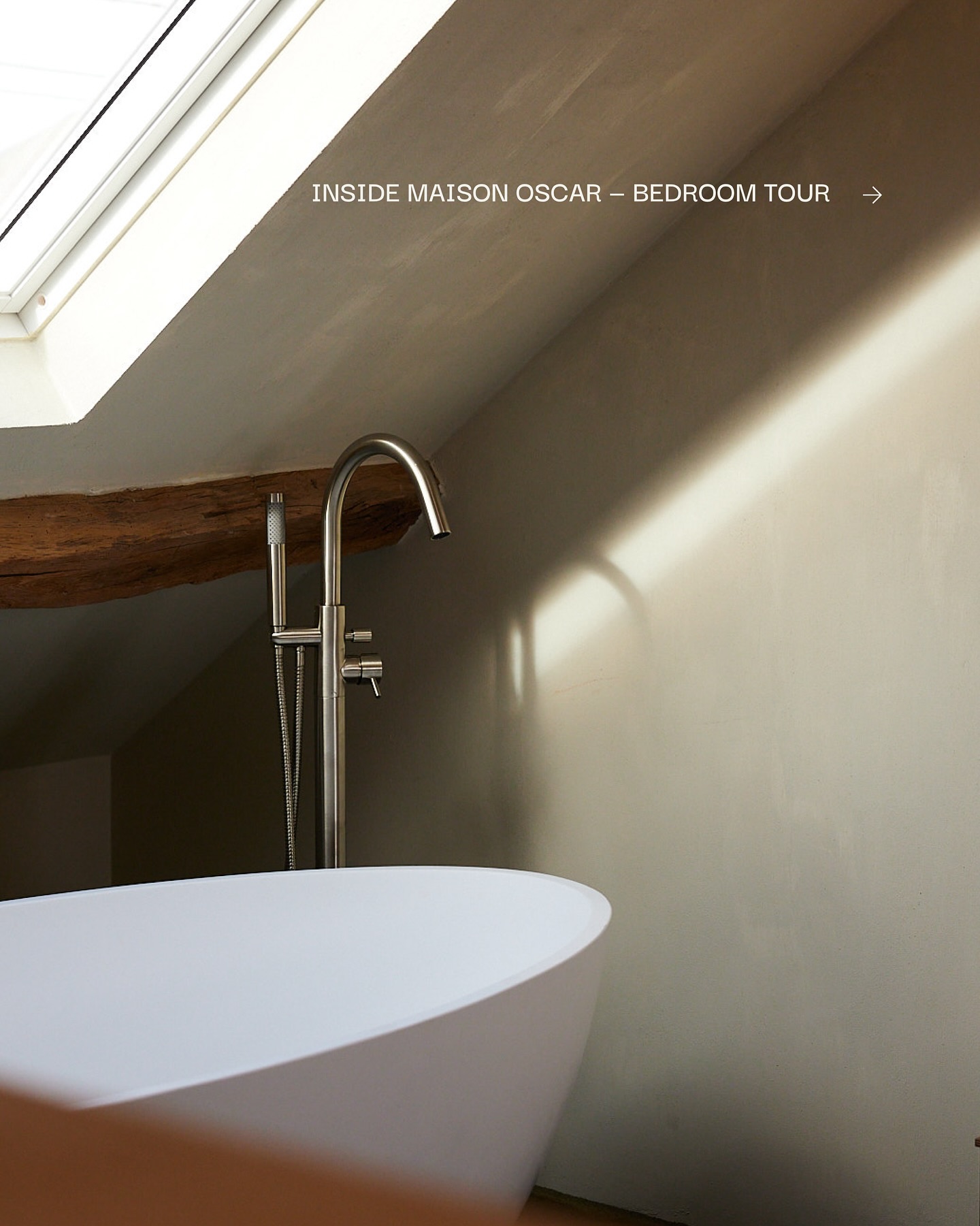 The art of resting well.
Inside Maison Oscar, the rooms whisper calm. Soft light. Quiet corners.
Each space made to slow you down. Not just to rest, but to return to yourself.
This is what resting well looks like.
Maison Oscar, Rochefort.