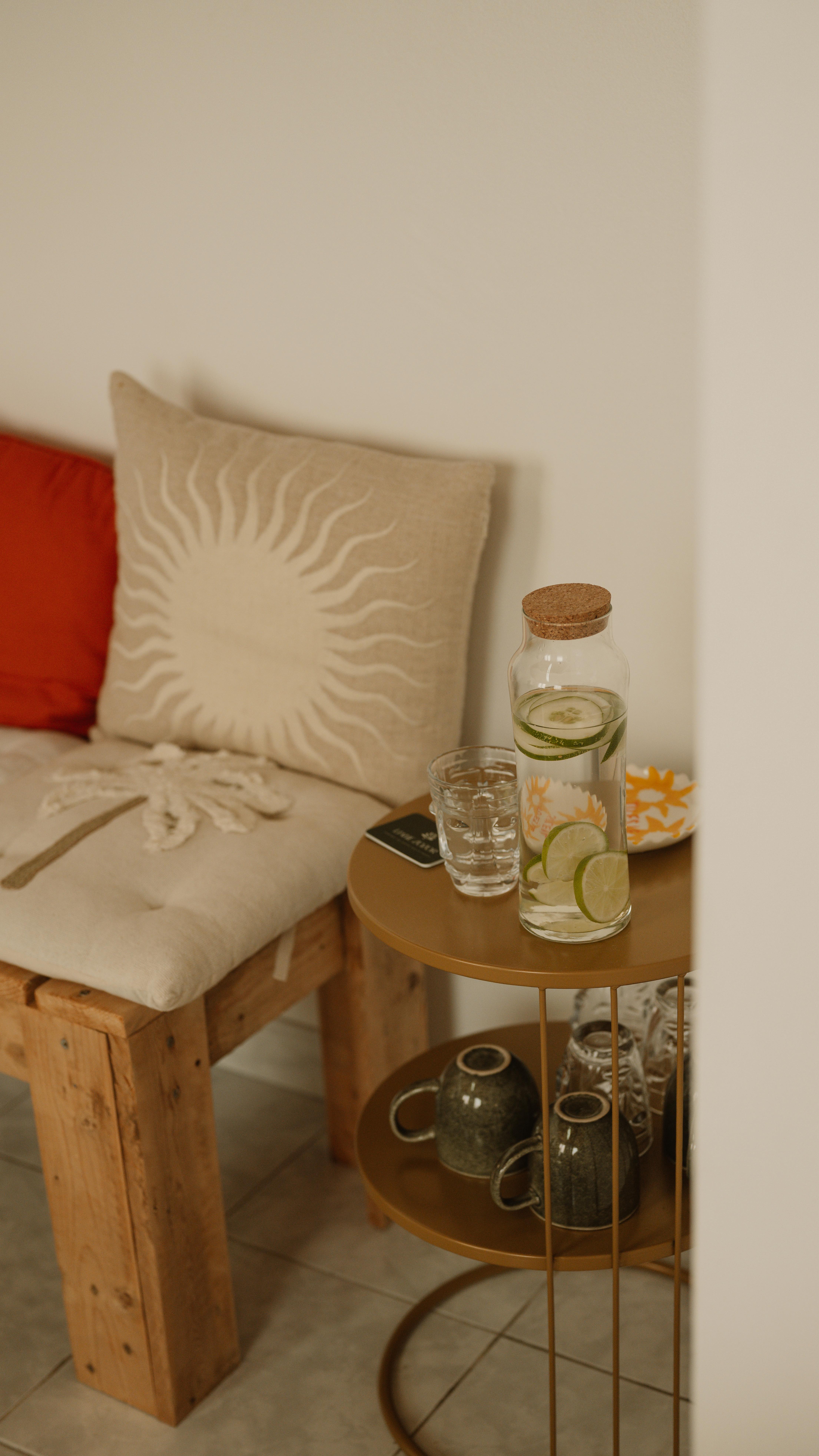 🔔 Petit rappel simple, mais essentiel !
Les besoins en eau varient selon chacun, on peut les estimer avec la formule : poids (kg) × 0,033 = litres d’eau à boire par jour.
C’est un repère pratique, mais vos besoins peuvent varier selon votre activité sportive, l’environnement, la chaleur ou votre profil corporel.
Fatigue, maux de tête, peau terne, transit ralenti…
La liste des déséquilibres liés à un manque d’eau est longue.
D’ailleurs, j’insiste souvent auprès des femmes qui reçoivent un drainage lymphatique brésilien : l’hydratation est la clé pour vraiment booster les effets du soin. Une bonne hydratation favorise la circulation, l’élimination des toxines et prolonge cette sensation de légèreté que le drainage procure.
Boire de l’eau est souvent le premier geste bien-être à mettre en place 🩵
__________
#dailyreminder #hydratation #drainagelymphatique #renatafranca #santénaturelle #bienetremartinique #naturopathemartinique #drainagebresilien #naturopathie