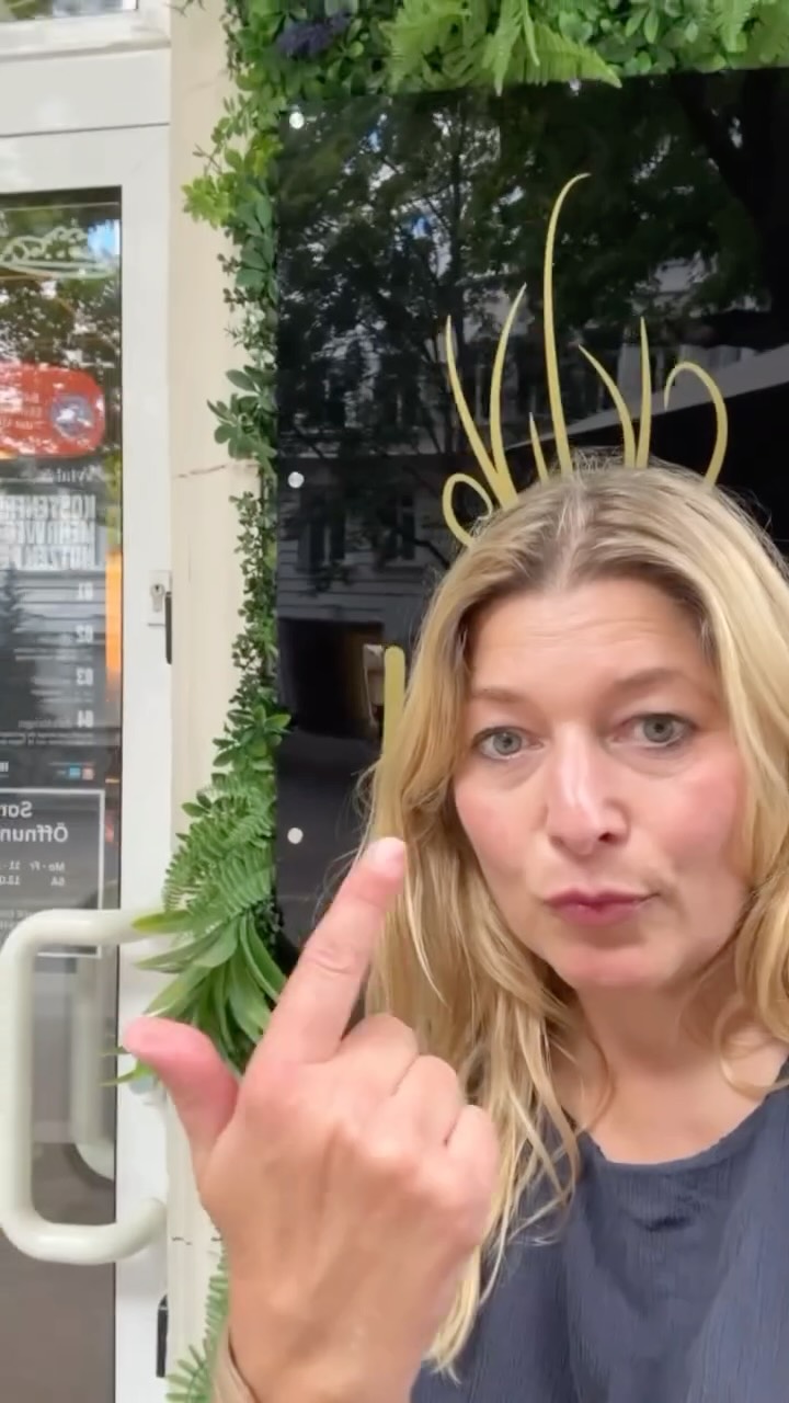 🎥✨ Reels, die Appetit machen – und eine Content-Strategie, die wirkt!
🙌🏻 Und wenn ihr die leckeren Salaten und goldbraunen,Backkartoffeln probieren möchtet. findet ihr das VonGrase in der Annastrasse in Magdeburg.
Ich durfte ein wunderbares Bistro mit frischen, Produkten – von knackigen Salaten bis zur goldbraun gebackenen Ofenkartoffel – dabei unterstützen, seinen Instagram-Kanal auf das nächste Level zu heben.
Gemeinsam haben wir Food-Reels gedreht, über Bildsprache, Storytelling & Community-Building gesprochen – und eine Content-Strategie entwickelt, die nicht nur satt, sondern sichtbar macht. 🌿🥔📲
Meine Erfahrung als Marketing Managerin bei Kellogg und meine Leidenschaft für ehrliche, regionale Food-Konzepte fließen in genau solche Herzensprojekte ein – damit Gastro-Inhalte nicht nur schön aussehen, sondern echte Wirkung zeigen. 🚀
💡 Ready für mehr Sichtbarkeit & Reichweite im Food-Bereich? Let’s talk.
#foodmarketing #contentstrategie #gastromarketing #regionalliebe #reelsdieverführen #socialmediafürgastronomie #crossinnovation #marketingberatung #foodreels
@von_grase