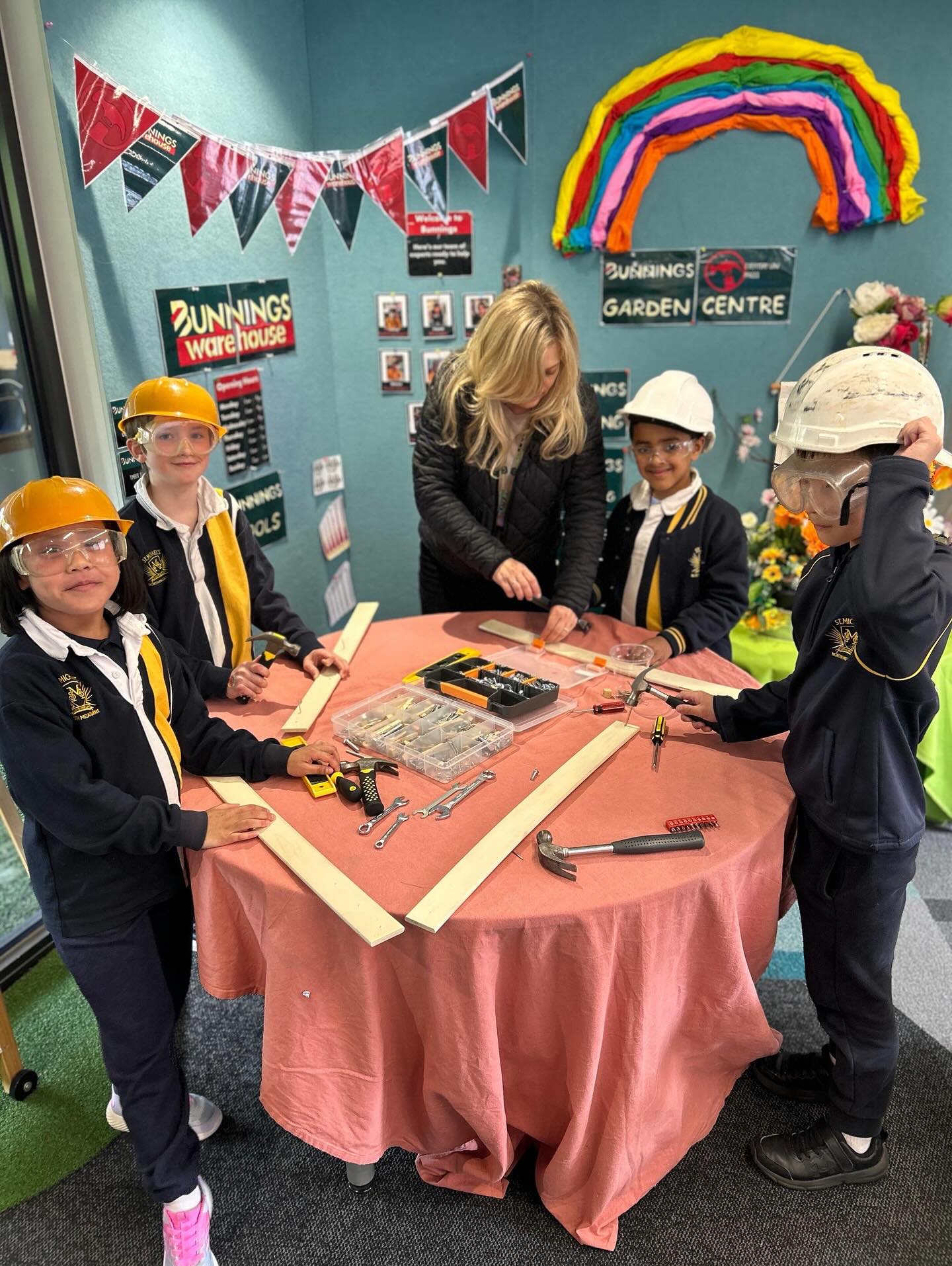 Our Year 1 and 2 students have been busy during Discovery Learning, exploring real-life play spaces like the hair salon, doctors, Bunnings, construction zone, and nature play area! Through collaboration and creativity, they’re learning to work together, problem-solve, and in some areas, investigate what living things need to grow. 🪴🔨🧱