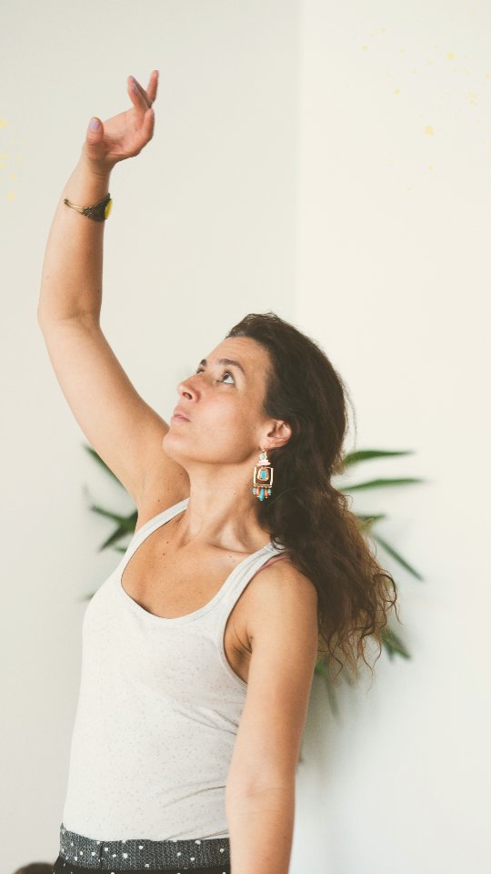 ALQUIMIA EM MOVIMENTO
O que me levou da Especialização em Movimento Terapêutico ao Curso de Facilitador em Movimento Consciente & Dança Expressiva.
Maio em Lisboa. Intenso, Humano, Muito Exigente...
Junho no Porto. Intenso, Humano, Exigente Apenas.
Dois encontros que foram verdadeiros pontos de viragem.
Mais uma vez, pude testemunhar a imensa potência do corpo em movimento…
A profundidade da Dança Terapia.
As potencialidades do Movimento Terapêutico.
E, ao mesmo tempo, a exigência deste trabalho.
A responsabilidade de abrir espaços tão profundos, onde o corpo fala o que a mente, por vezes, ainda não consegue nomear. É aqui que se revela a importância de um verdadeiro background terapêutico.
Porque o corpo é uma ferramenta incrível, mas também poderosa, imprevisível e sensível.
Mesmo após mais de vinte anos como psicoterapeuta, sei que a resposta certa, no momento certo, aquela que verdadeiramente serve e empodera o outro, nasce de uma escuta refinada e de uma presença enraizada.
Mesmo quando estou no comando, não é sobre mim.
É sobre o grupo. Sobre o que cada corpo precisa naquele instante. Sobre a escuta, a entrega e o movimento que nasce do coletivo.
Estas duas vivências, que conscientemente facilitei desde dois enfoques tão distintos, fizeram-me refletir sobre o quão poderosa é a Formação em Movimento Terapêutico. Mas também abriram caminho a uma nova abordagem:
o Movimento Consciente & Dança Expressiva.
Em breve, contarei a história de como nasceu esta nova formação de facilitador,
um convite a mover, sentir e transformar,
com consciência e verdade.
Temos 22 Facilitadoras na forninho e eu não poderia estar mais orgulhosa do que estamos a construir juntas! No próximo fim de semana, depois de metade do percurso online, vamos conhecer-nos presencialmente. Não poderia estar mais entusiasmada.
Com Amor, ❣️
Lisa Bompastor
As bonitas imagens do reels foram captadas pela minha @cristianaeiras, o reels foi criado pela super profissional @mamynoguchi.
Curso Alquimia em Movimento, Lisboa
E a Belezura da foto inicial é a maravilhosa @ainishfelizardo, que se tornou a "cara" desta nova formação. 📸