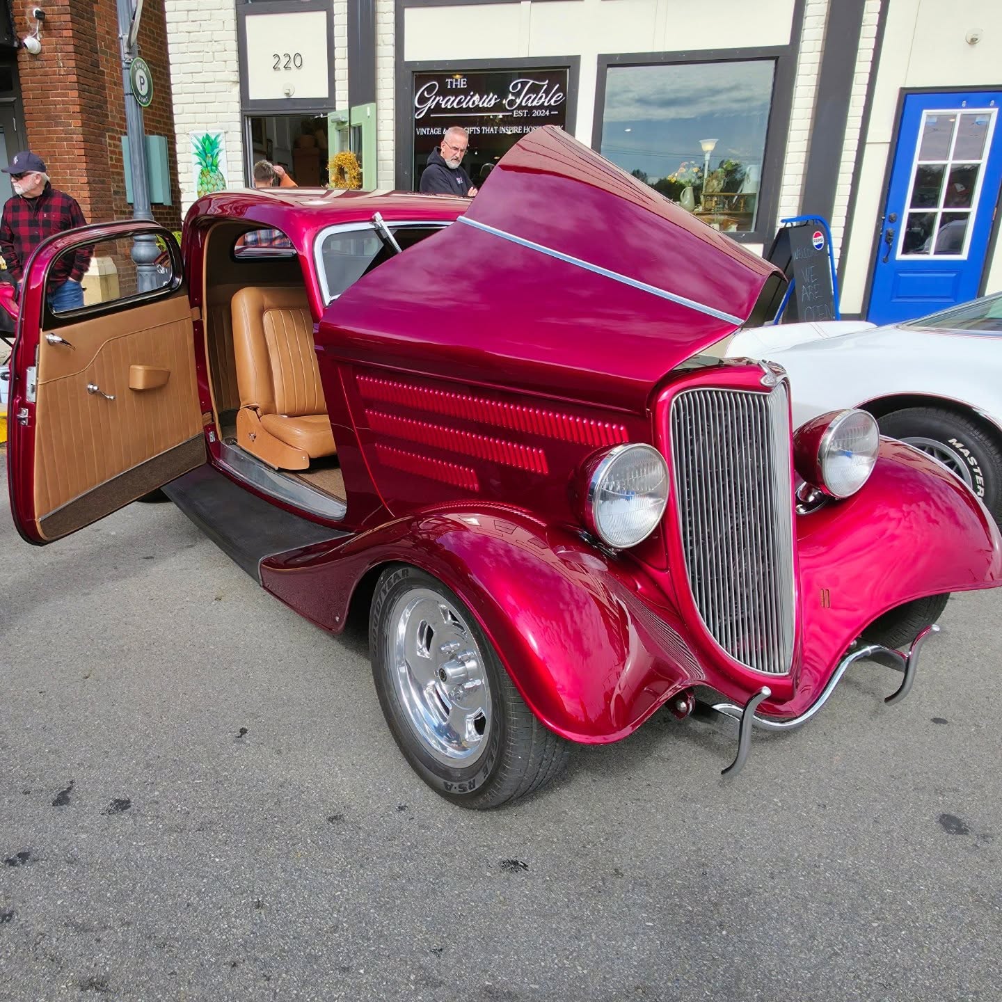 Check out this jaw-dropping 34' candy apple red beauty spotted at #SomernitesCruise! Every inch of this ride shows off incredible metalwork, killer body lines, and ultra-slick chrome velocity stacks that scream old-school hot rod power. The custom craftsmanship on this car is next levelâabsolutely perfect for #cartucky and anyone who appreciates real automotive artistry. Would you cruise this masterpiece?