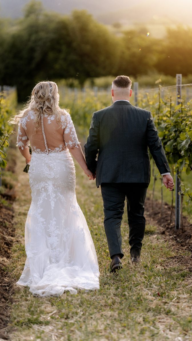 Wie gern ich an die Hochzeit der beiden zurückdenke 😍 perfektes Licht, super sympathisches Paar und eine super tolle Stimmung beim Brautpaarshooting - was will man mehr?
Ach ja es gab auch noch einen Oldtimer 🔥
#pfalzhochzeit #heiratenpfalz #hochzeit2026 #heirateninderpfalz #heirateninderpfalz #wedding2027