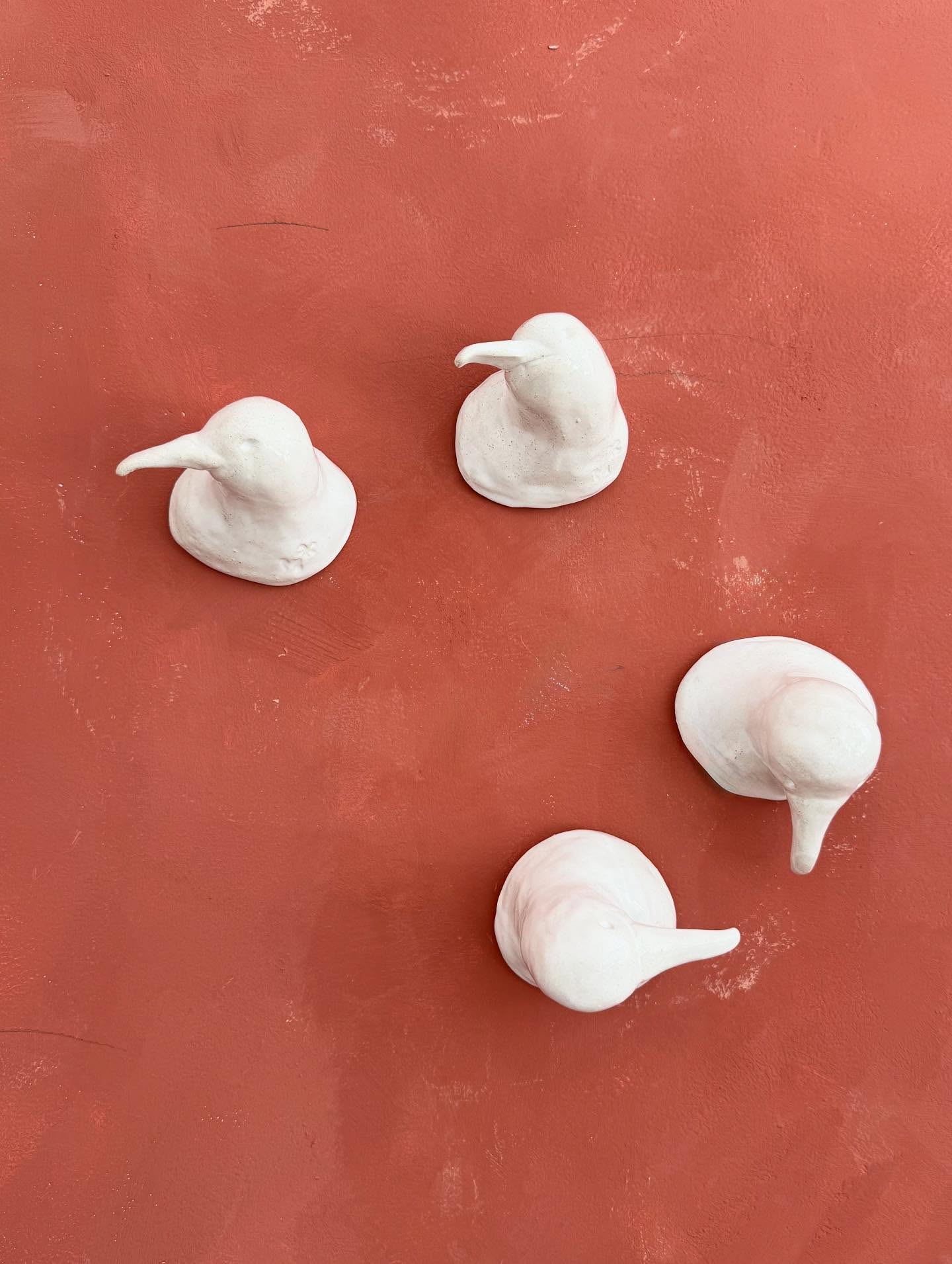 Já vos mostrei as ilhas vistas do mar, as montanhas e escarpas imponentes. O ilhéu de topo, a Poça Simão Dias e as flores maravilhosas que habitam naquelas ilhas.
Só falta mostrar a dança dos cagarros que dão movimento às paisagens e preenchem o silêncio de conversas e namoros que não têm fim.
Os cagarros acompanharam-nos muito tempo durante a viagem. Quando parávamos nos portos conseguíamos vê-los e assistir às suas conversas nas “suas casas”. Pareciam autênticas reuniões de família. Pais e filhos na conversa.
Foi maravilhoso e por isso eles não poderiam faltar nesta exposição.
.
.
“AZOREAN DREAM, Entre o gesto e a paisagem” @romanticultura @casino.azores
.
De 27 Setembro a 11 de Janeiro 2026
.
DISPONÍVEL
.
.
📸 4-7 @aazevedo
.
#mariacastelbrancoceramic #handamade #homedecor #inspiration #oneofakind #azoreandream #exhibition #contemporaryceramics #contemporaryart #tiles #azoreandream @anacristina.baptista.pt #flowers @vaniarebelopaim #nasceagua @quintadanasceagua #terceira #açores #cagarros