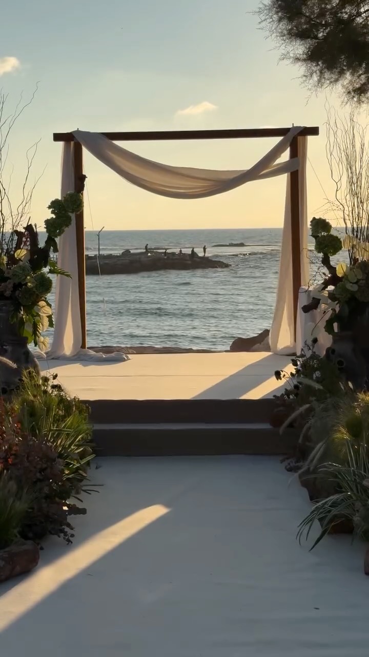 A seaside chuppah, soft evening breeze & pure love in the air 🤍
A truly emotional ceremony between two handsome grooms, surrounded by friends and family, all wrapped in effortless resort vibes.