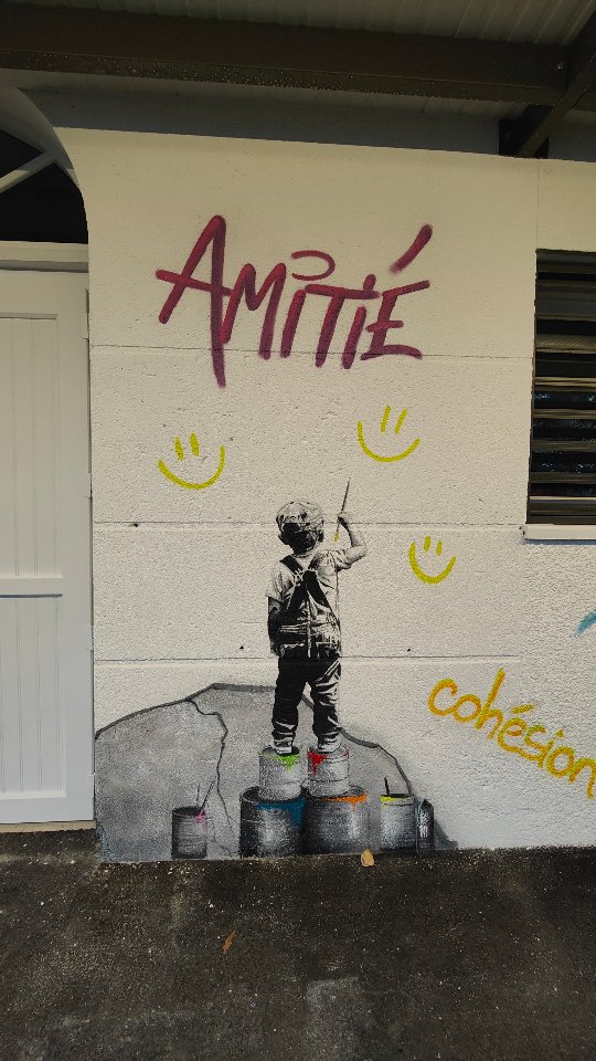 Une fresque inspiration @banksy!
Avec l'équipe pédagogique du centre de loisirs de @villedemarmande nous avons décidés de rénover cette façade de bâtiment dans un style street/graff tout en faisant passer un message.
Celui de garder en tête les valeurs et qualités essentielles pour la vie en collectivité, à l'intérieur de ce fabuleux centre aéré.. mais pas que..
L'idée était aussi de faire rayonner et raisonner ces mots lorsque les gens rentrent chez eux, auprès de leurs entourages
Je suis si fière et heureuse de contribuer à ce que l'amour, la tolérance, le courage ou encore l'égalité soient des mots du quotidien de nos enfants.
Merci @valdegaronneagglo pour votre confiance !
Fresque sur mur extérieur crépi de 25m de long
Peinture et sous couche @comptoirdelours47
#fresquemurale #peinturemurale #streetart #valeurs #enfantpeinture #enfants #fresqueeducative
