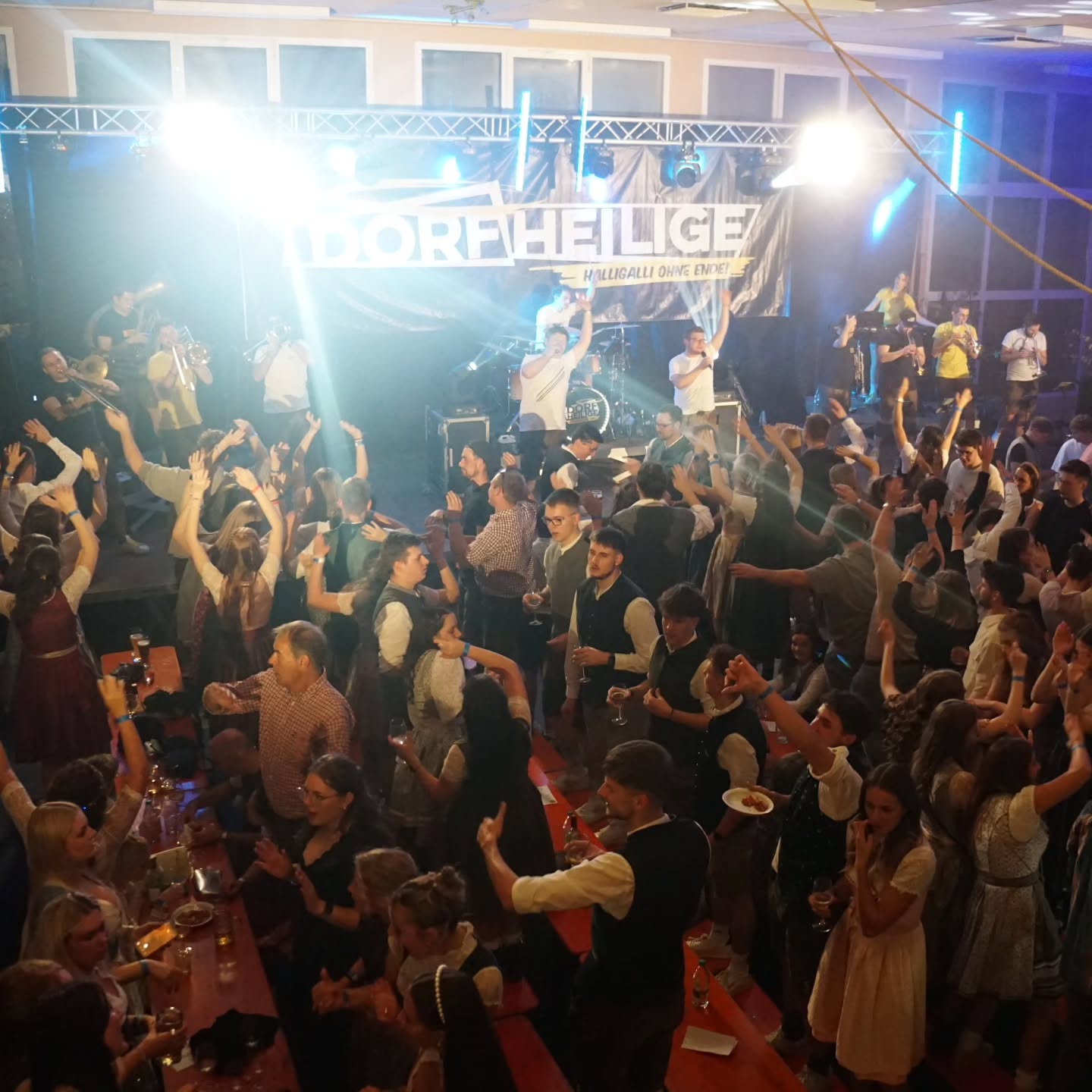 Tour 2025, das war's für dieses Jahr 💛
Was für ein schöner Abschluss beim Weinfest in Weilstetten 🍷✨ ein besseres Saison-Finale hätten wir uns nicht wünschen können - volle Hütte, tolle Stimmung und super Wein 😏🍇
Tausend Dank an den @mvweilstetten für die Einladung und die immer mega Gastfreundschaft 🙏🏻🥰
Jetzt geht's für uns erst mal in die Winterpause ❄️🧤
Aber keine Sorge, still wird's hier nicht 👀 demnächst gibt's News... stay tuned 🤫🚀