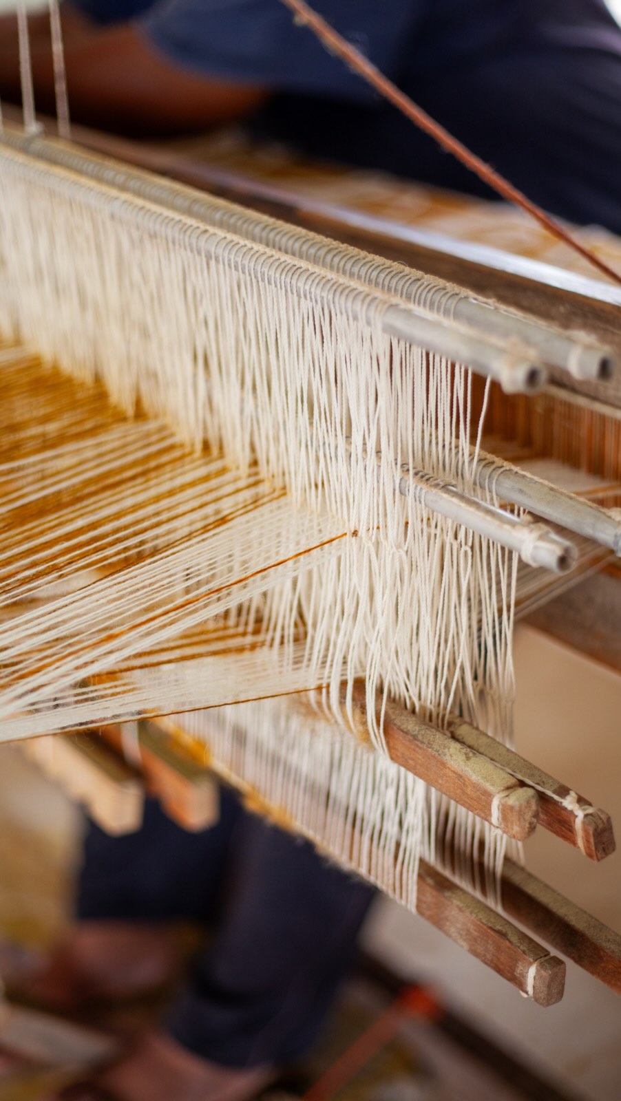 ✨ An ode to the incredible art of handloom weaving & to the weavers who keep this textile craft alive.
During our last trip to India, we visited small villages known for their weaving traditions and bought fabrics directly from the weavers. Each piece carries the beauty of true hand-craftsmanship with tiny irregularities and gentle texture. The fabrics are made from organic cotton grown in their own village, making them not only beautiful but also kind to the soil, the people, and our planet.
With every journey to India, I hope to continue learning and exploring new sustainable practices, bringing them into the collection, one step at a time. ✨💛