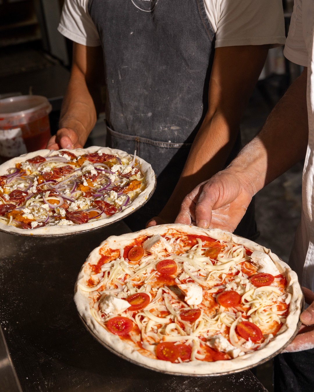 Are you team white or team red? 🧄🍅 Whether you’re all about the classic tomato base or love a rich garlic base, we’ve got something for every kind of pizza lover. Either way, it starts with our handcrafted sourdough.