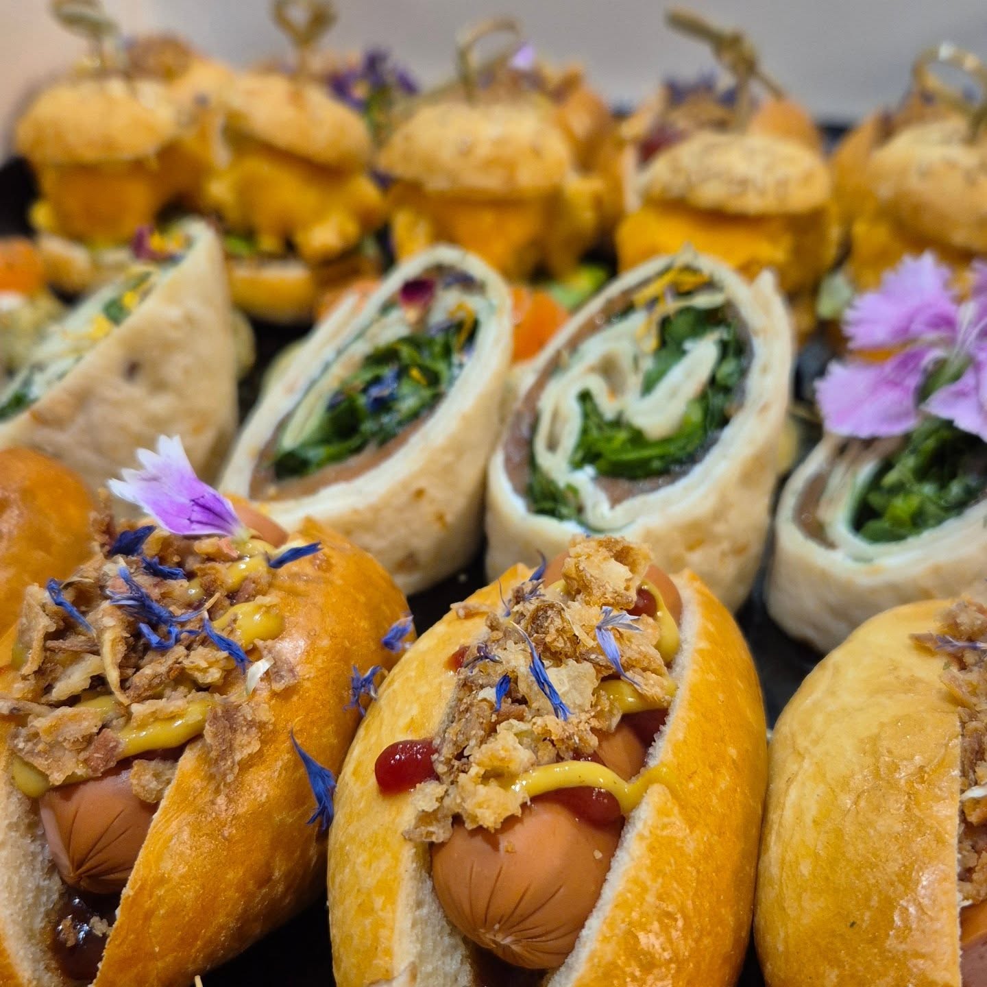 Buffet d’anniversaire 🎂
-Apéritif
-Plateaux version halal
-Plateaux viandes froides
-Salades composée
-Plateaux fromages
#traiteuranniversaire #traiteuryonne #traiteurentreprise #traiteurmignardise #traiteurbaptême #traiteurtroyes #traiteurmariage #traiteurevenementiel #traiteuraube #buffetanniversaire #buffetfroid