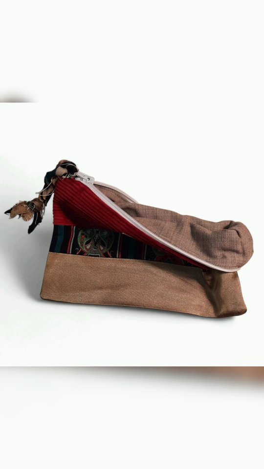 Mit Liebe zum Detail 🌈💚⭐️
Gerade vor Weihnachten wird natürlich viel gekauft. Wir wollen unseren Liebsten eine Freude machen.
💪Jede Kaufentscheidung hat eine Wirkung auf die Welt. Wir sollten uns das öfter bewusst machen. 😉
Diese Täschchen sind ein Symbol für die Möglichkeit die wir haben, Vorhandenes zu nutzen und wertzuschätzen. 🥰
Ich danke Allen, die schon bestellt haben 🎁
Und für alle Anderen 👉 Der Link zum Shop befindet sich in der Bio 😉
#accessoires #zerowastefashion #upcycling #unikat #slowfashion #upcyclingaccessories