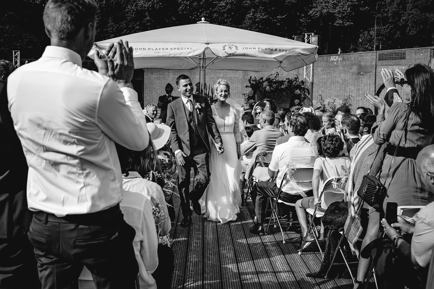 Getragen von Applaus, Blicken voller Stolz und diesem einen Gefühl:
Jetzt beginnt unser gemeinsames Leben. 🤍
#justmarried #weddingexit #hochzeitsfotografie #emotionalehochzeit #auszug #brautundbräutigam #weddingmoment #liebe #weddingstory #hochzeitsinspiration #hamburghochzeit #schleswigholsteinhochzeit #hochzeitsfotografin #blackandwhitewedding #timelessmoments