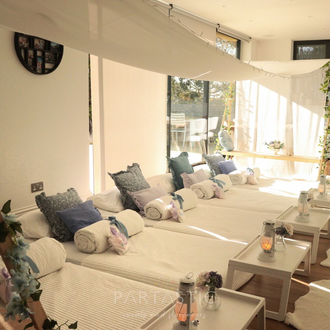 BLUE GARDEN🪻
A beautiful set up for Gabby's party.
🩵🩵 🩵
She chose a canopy decorated in a blue garden theme.
The personalised pampering bags matched the theme and made the perfect addition to her sleepover party.
.
.
.
#sleepovers #sleepoverparty #teepeeparty #sleepoverideas #kidspartyideas #eventplanner #kidssleepover #surreymummy #surreyeventplanner #sleepovertents #sleepoverpartytents #teepeehire #sleepoverpartyhire #sleepoverteepee #sleepoversurrey