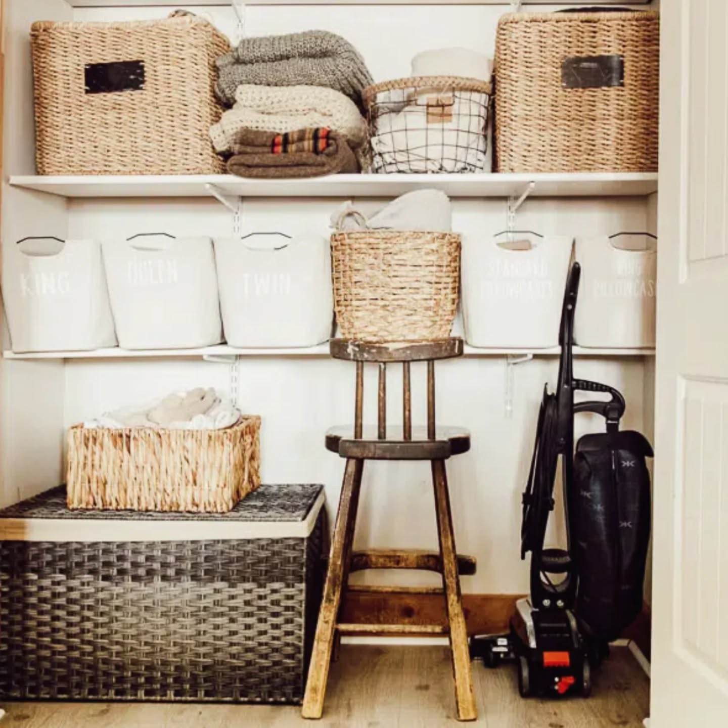 A decluttered linen closet supports the change of seasons as well as the change of sheets. 😉
#linenclosethacks #organizedcloset #professionalorganizing #bayareaorganizer #amscotthome