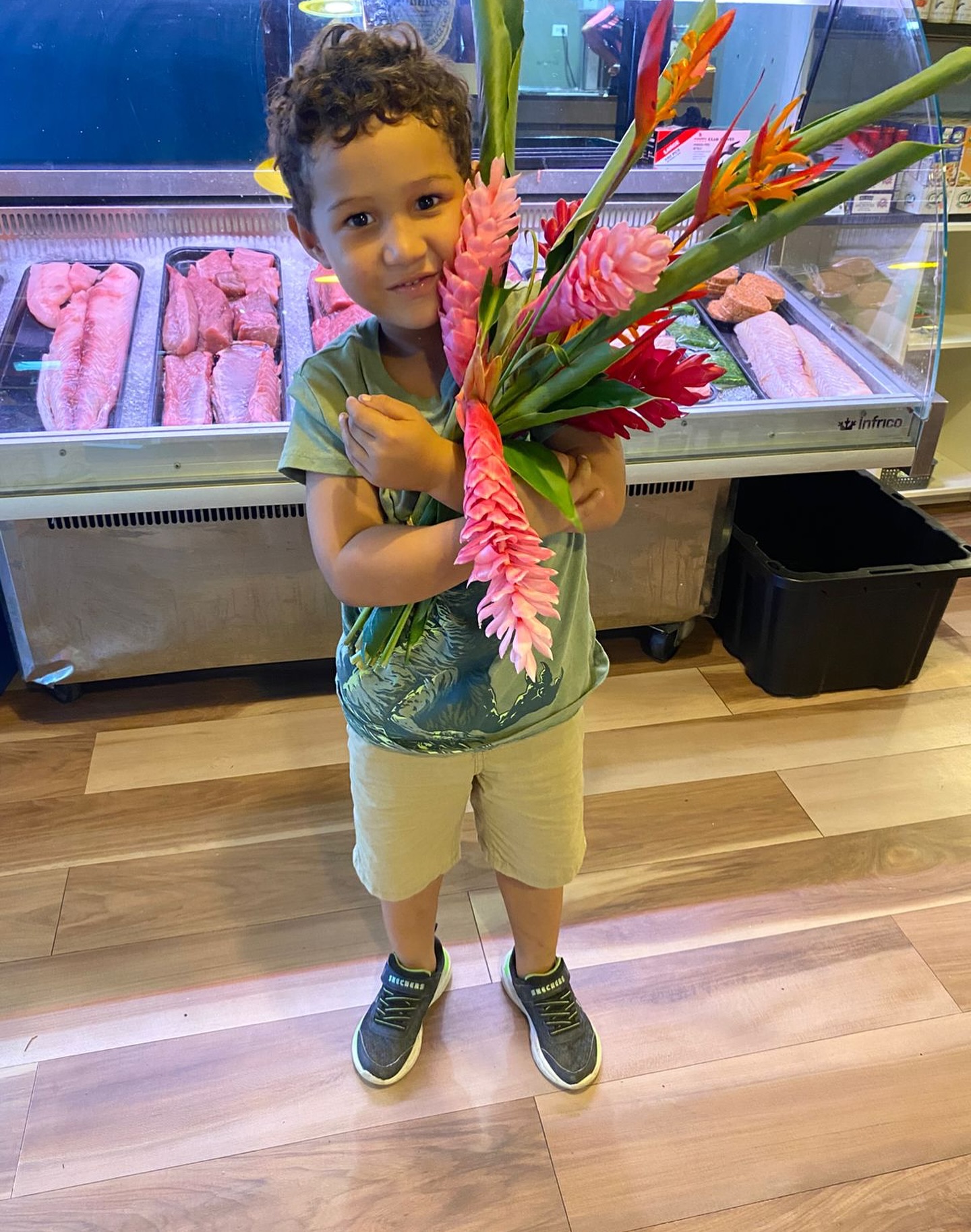 Fresh handpicked blooms to brighten our shop & our weekend🌿🌸
#steakation #bloom #flower #fresh #nature #beauty #handpicked #floral #flowerstagram #bright #colour #décor #weekend #gift #grab #now