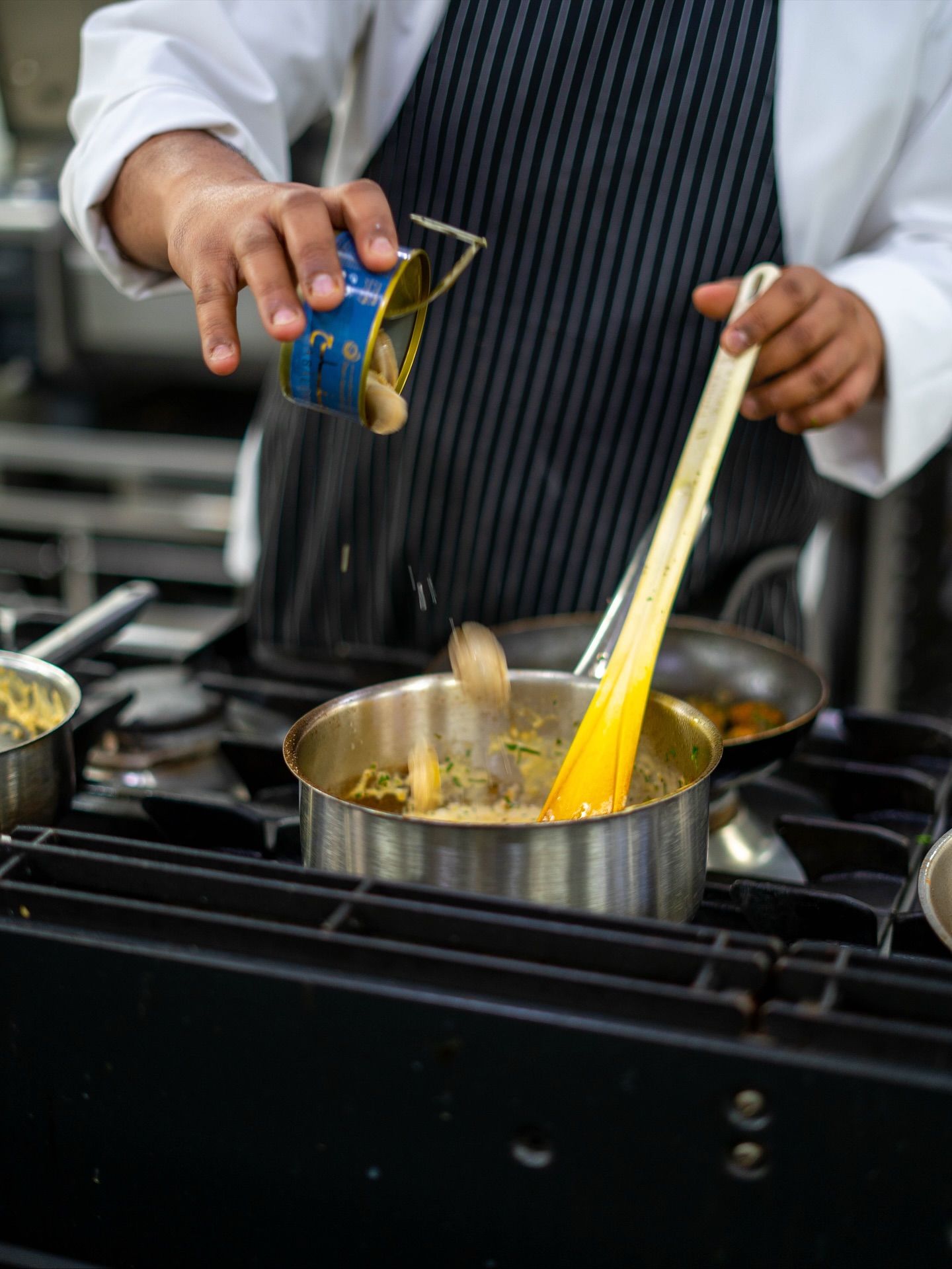 شاركنا مؤخرًا في جلسة طهي مميزة في مسقط بالتعاون مع شركة بيد فود (Bidfood)، حيث كانت التجربة مليئة بالشغف والإبداع، وجمعت بين التراث العُماني الأصيل والطابع العصري في فن الطهي.
قدّم الطهاة والمتدربون العُمانيون خلال الجلسة وصفات متنوعة أبدعوا في تنفيذها باستخدام الصفيلح العُماني، ليعكسوا من خلالها هوية المطبخ العُماني وقيمه المرتبطة بالبحر والضيافة وجودة المكونات المحلية.
تجربة الطهي مع بيد فود لم تكن مجرد عرض للأطباق، بل كانت رسالة لتعريف العالم بقيمة الصفيلح ككنز بحري عُماني يحمل في طيّاته قصة المكان والناس، ويُبرز قدرة الشباب العُماني على الابتكار وإعادة تقديم الموروث بأسلوب حديث يليق باسم السلطنة.