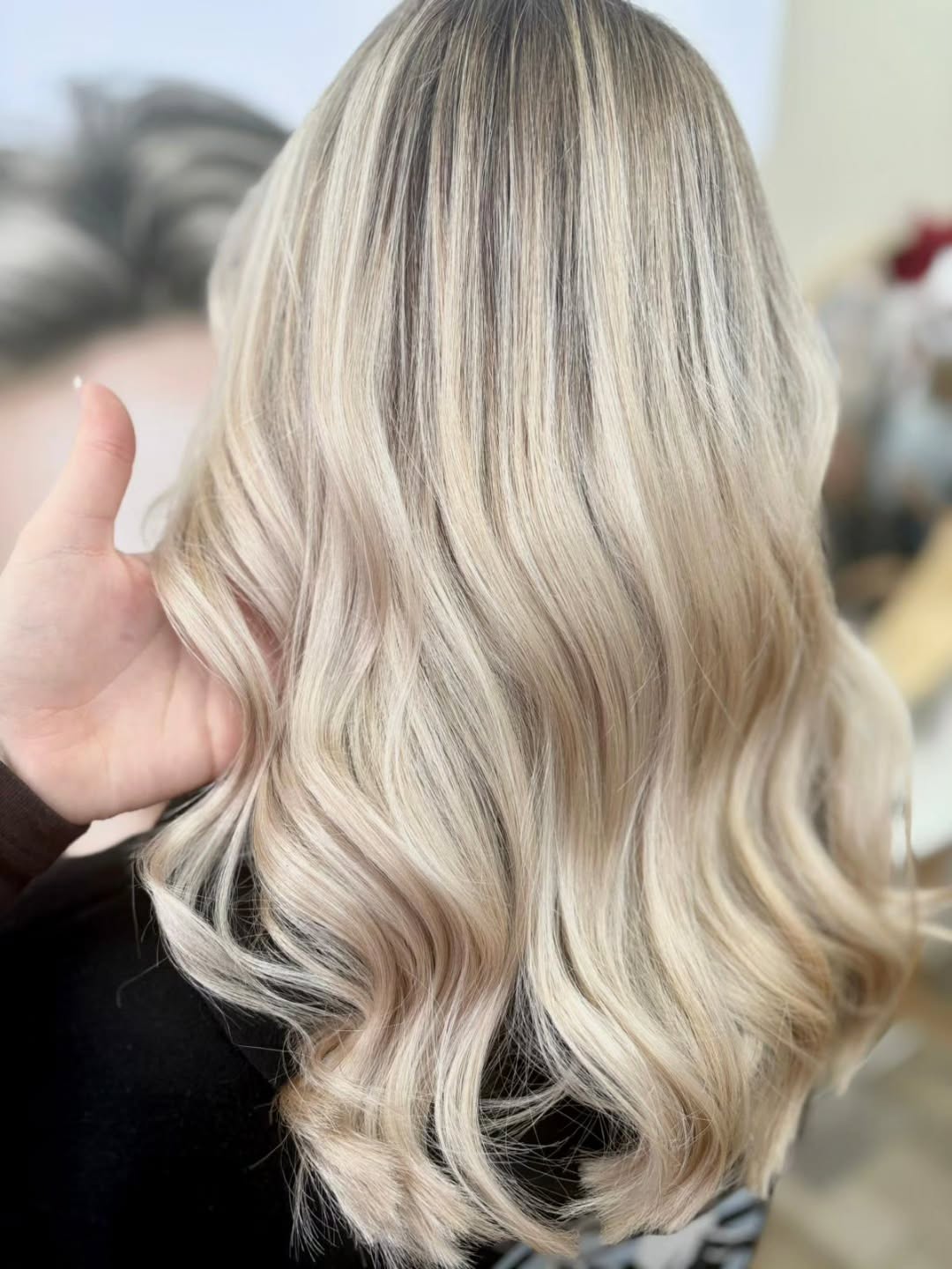 ✨ Blond lumineux & fondu naturel ✨
Un travail tout en douceur pour apporter éclat, dimension et luminosité à cette chevelure 🤍
Notre technique d’éclaircissement et notre patine permettent d’obtenir un blond harmonieux, sans démarcation, avec des reflets lumineux du haut jusqu’aux pointes.
Un fini souple, brillant… et un résultat qui sublime le mouvement du coiffage ✨
📍 L'Esprit Coiffure – Noyelles-Godault
Prenez rendez-vous et laissez-vous guider par notre équipe ✂️💛