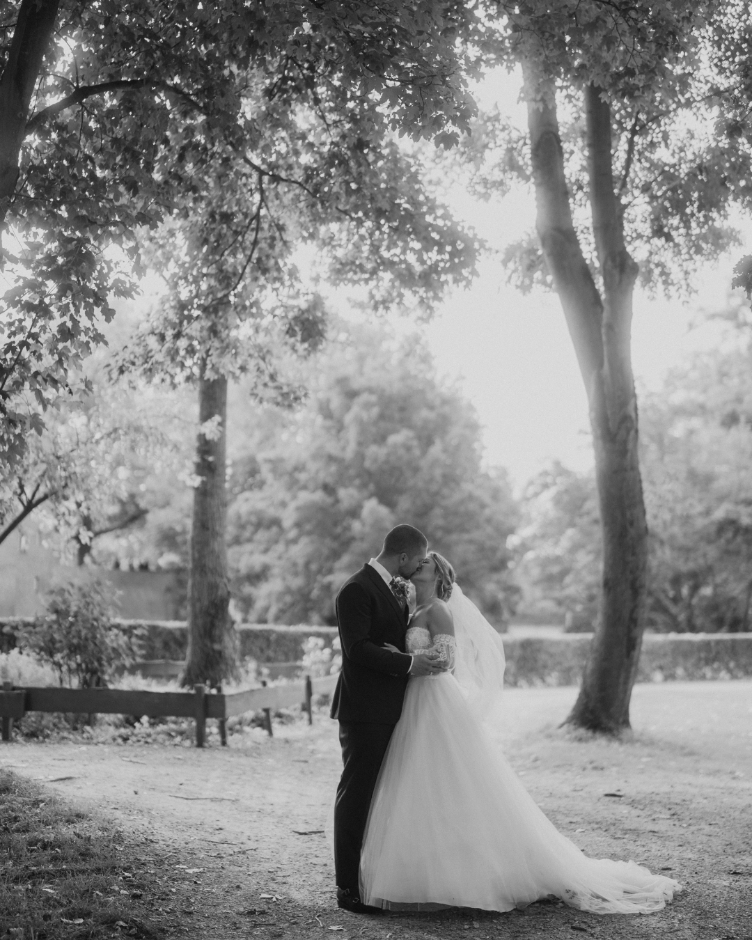 Der September ist für mich der perfekte Hochzeitsmonat!
Die Sonne strahlt nicht mehr so intensiv, die Blätter beginnen sich in leuchtenden Farben zu verwandeln, und die Temperaturen sind angenehm warm, aber nicht drückend.
An einem wunderschönen Septembertag durfte ich die Hochzeit von Maggi & Fiete begleiten, bei den beiden war die große Liebe einfach immer spürbar.
#Septemberhochzeit