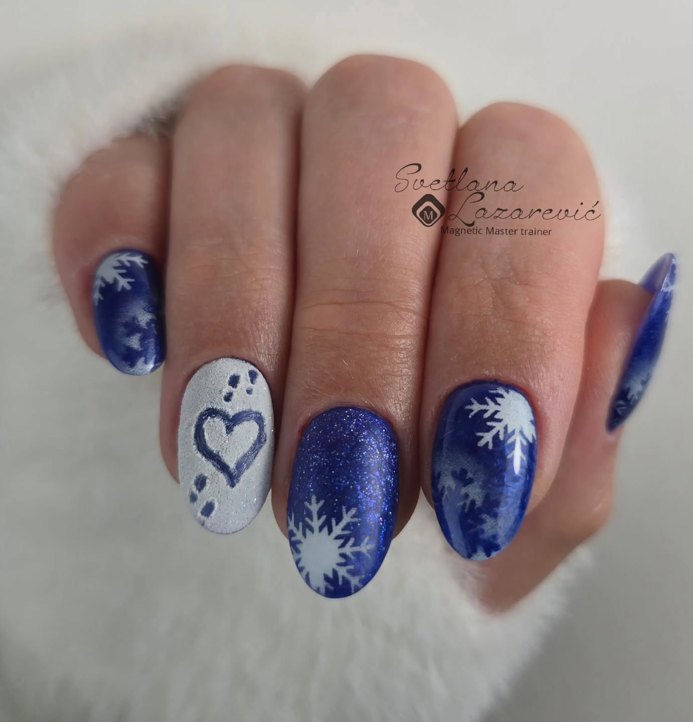 Frozen Vibes mit einem Hauch winterlicher Eleganz ❄️💙
Kleine Schneeflocken, zarter Schimmer und saubere Details –
ein kleines Stück Winterzauber auf meinen Nägeln.“ ✨
---
“Frozen vibes with a touch of winter elegance ❄️💙
Tiny snowflakes, soft sparkle, and clean details —
a little piece of winter magic on my nails.” ✨
--
#winternails #wintervibes #snowflakenails #bluenails #wintermanicure #nailartdesign #nailinspo #glitternails #frozennails #nailartist #naildesigns #nailsoftheday #nailstyle #beautifulnails #winternailart #nailseason #maniart #bluesparkle #cozynails