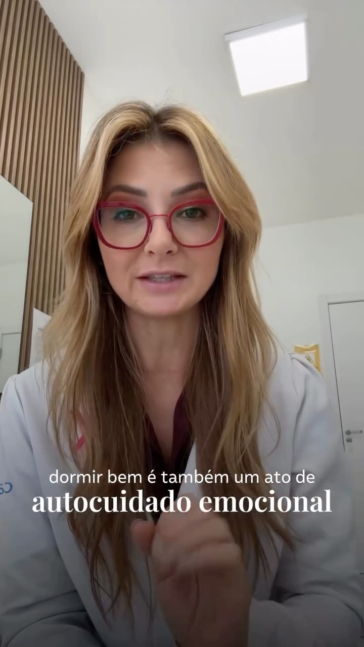 😴 Você já percebeu que, depois de uma noite mal dormida, tudo parece mais difícil?
Quando dormimos bem, o córtex pré-frontal mantém a amígdala sob controle, e é isso que nos ajuda a reagir com calma, tomar decisões racionais e lidar melhor com as situações do dia a dia.
Antes de achar que está sem paciência ou “no limite”, pergunte-se: você tem dormido o suficiente? 💭
#SaúdeDoCérebro #RegulaçãoEmocional #Neurociência #SonoDeQualidade #Autocuidado #DraBrunnaJaeger #Neurologia #SaúdeMental #NeuropsiquiatriaGeriátrica #SonoRestaurador #CérebroSaudável
