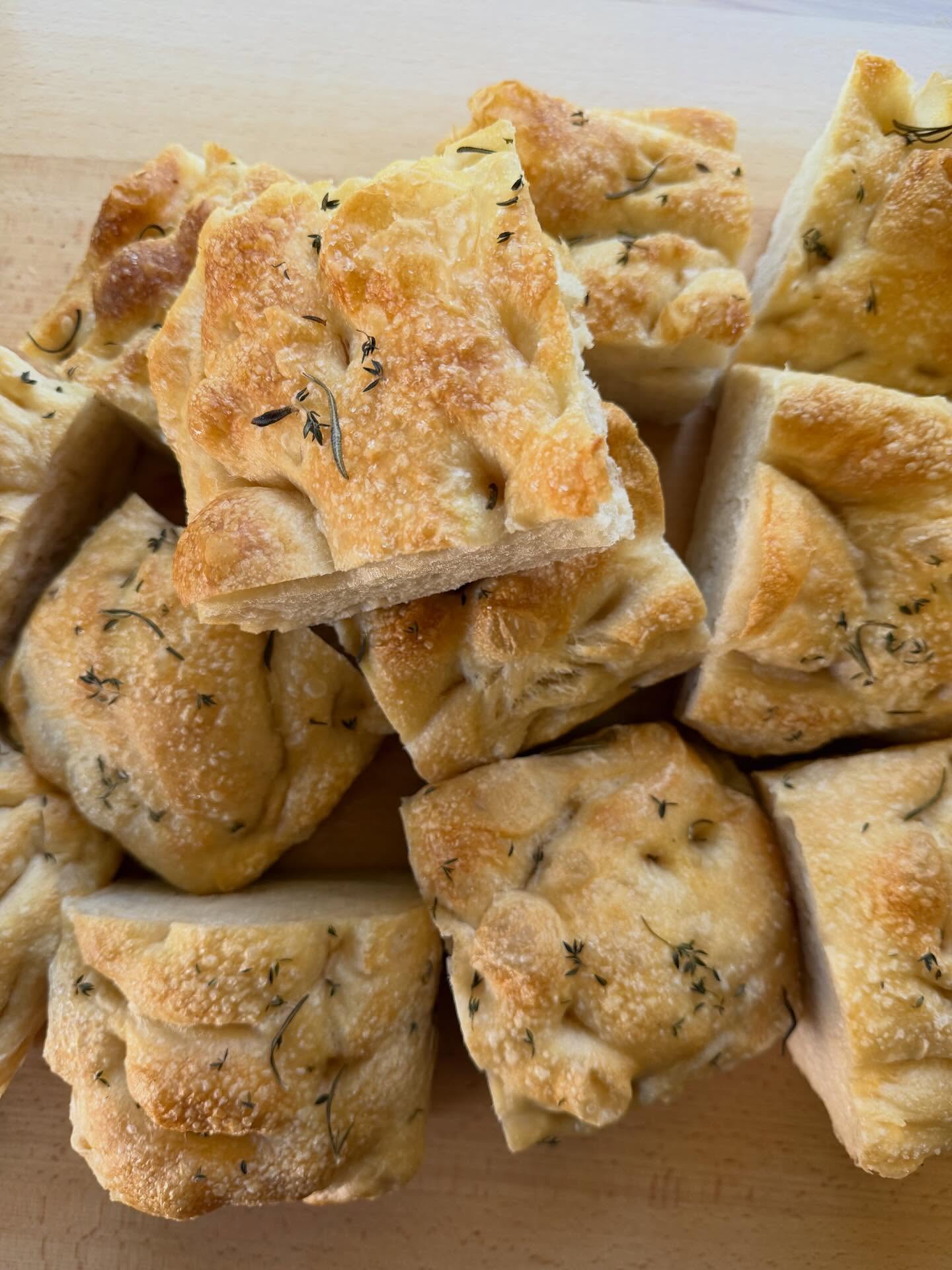 Soft on the inside, crisp on the outside, and fragrant with herbs + extra virgin olive oil. One bite and you’ll understand the hype. 🌿🫒
Always available @wacofarmersmkt every Saturday! ✨
#sourdoughfocaccia #KatharosBakingCo #waco
Have you tasted our savory sourdough focaccia? 🍞 🤍