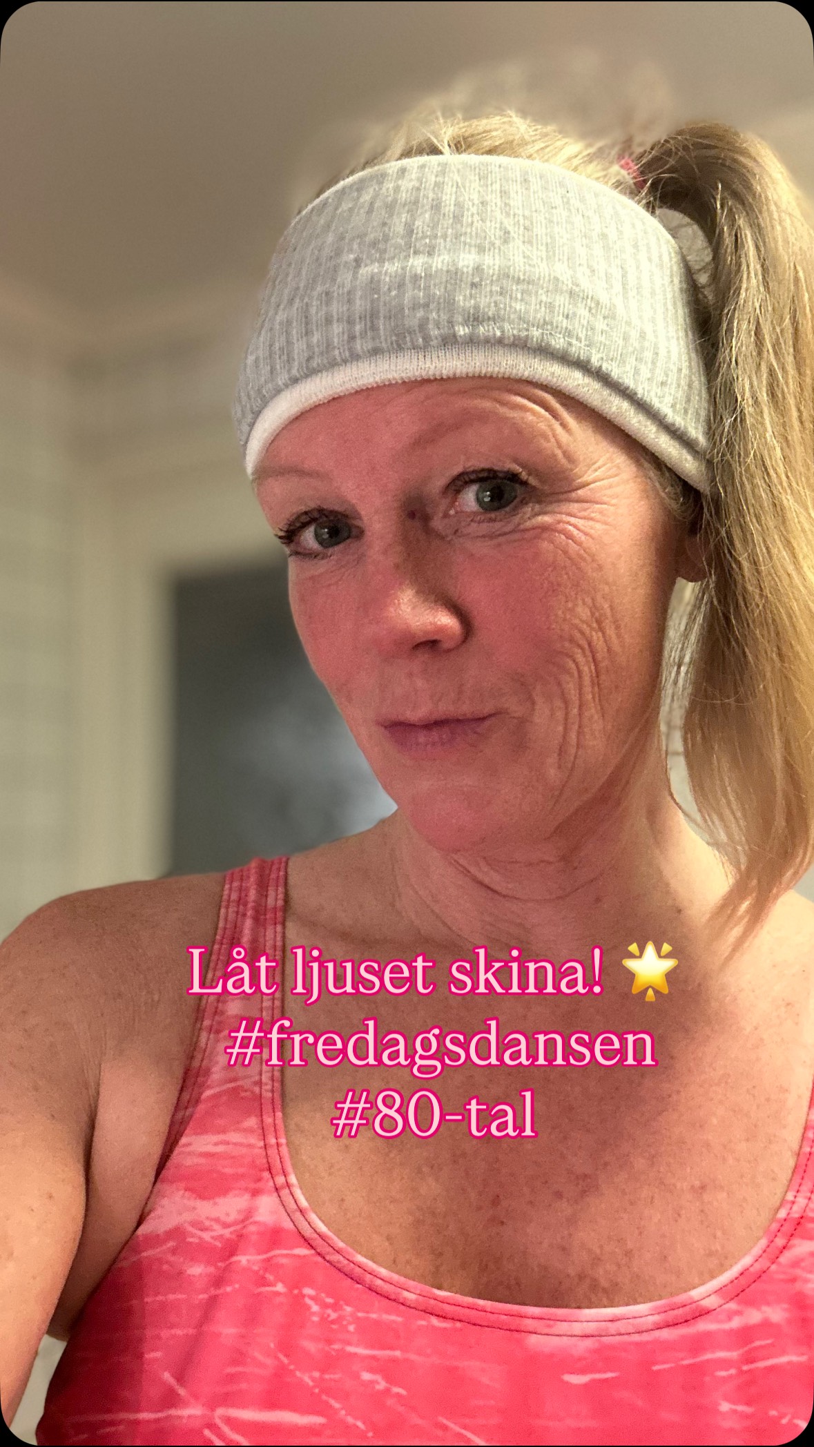 Jag har alltid gillat att klä ut mig. Kanske för att det underligt nog känns som att många är mer sig själva utklädda. Det gäller även mig. Det är kanske lättare att släppa loss mer av allt det uppsluppna, glada, energifyllda, galna och gränslösa när vi har något att gömma oss bakom.
”It is our light not our darkness that most frightens us. We ask ourselves, who am I to be brilliant, gorgeous, talented and fabulous?”, skriver Marianne Williamson.
Läs gärna hela hennes dikt ”Our deepest fear”. Hon säger att när vi slutar vara rädda för vårt ljus och låter det skina ger vi samtidigt omedvetet andra tillåtelse att göra detsamma.
Jag har alltid älskat att dansa. När jag var tonåring dansade jag och min bästis loss för fullt till Madonna i vår gillestuga. Iklädda byxor med badräkt utanpå och skärp i midjan. Men på insparksdiscot i ettan på gymnasiet var jag så osäker och rädd för att andra skulle skratta åt mig, tycka att jag dansade fult eller inte kunde dansa att jag höll tillbaka.
Jag har släppt den rädslan nu. För några helger sedan dansade jag själv på ett nästan tomt dansgolv. Alla kan dansa! Alla kan sjunga! Alla kan måla! Alla kan skriva! Alla kan lysa! Vi måste bara sluta vara så rädda för vår storhet.
Igår var det hot pilates glow party med åttiotalstema på min lokala yogastudio, så idag bjuder jag på en svettig fredagsdans inspelad direkt efter det passet.
(Egentligen dansar jag till Whitney Houstons ”I wanna dance with somebody”, men det finns typ ingen 80-talsmusik på Instagram)
#dansasomomingensågdig #fredagsdansen #bakommasken #dontfearthelight #80-talet #åttiotalsdisco