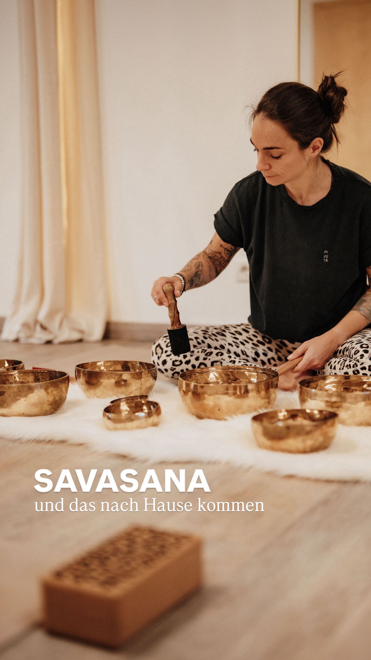 Was ich im Studio an Savasana so besonders liebe:
Man spürt, jeder einzelne hat etwas für sich getan. Jede*r hat sich eine kleine Auszeit genommen, das Nervensystem beruhigt, den Kopf stiller gemacht und der Körper darf loslassen und entspannen.
Wenn alle ankommen, die Matten still werden und jede*r sich fallen lässt, breitet sich eine besondere Ruhe aus. Der Atem wird tiefer, die Schultern sinken, und dieser Moment von Zufriedenheit, von Loslassen und purem Sein kehrt ein.
Savasana ist mehr als eine Schlussentspannung. Es ist ein Geschenk an dich selbst. Ein Moment, in dem Körper, Geist und Herz gleichzeitig zur Ruhe kommen.
Ich liebe es, zu sehen, wie dieser Raum voller Stille, Frieden und innerer Leichtigkeit erfüllt wird. Jede*r für sich und doch gemeinsam in diesem Moment.
Für mich ist Savasana das „nach Hause kommen“ zu dir selbst.
SAVASANA
YOGA
YOGA STUDIO
LOSLASSEN