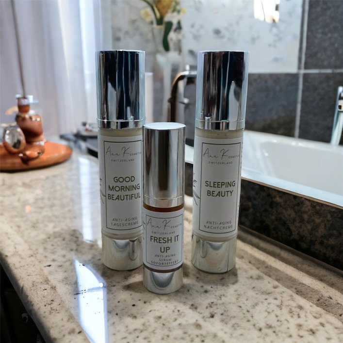 Deine tägliche Hautpflege-Routine – Swiss Made🇨🇭Smart. Schön.
Ob morgens ein frischer Glow oder abends regenerierende Pflege – unsere drei Essentials begleiten dich durch den Tag und die Nacht:
GOOD MORNING BEAUTIFUL – Anti-Aging Tagescreme für einen strahlenden Start
FRESH IT UP – Sofort-Effekt Serum für den schnellen Frischekick
SLEEPING BEAUTY – Nachtcreme für sichtbare Regeneration im Schlaf
Alle Formulierungen sind:
✔️ Clean
✔️ Vegan
✔️ Ohne Mikroplastik oder Silikone
✔️ Swiss Made🇨🇭mit Verantwortung
Deine Haut verdient mehr als leere Versprechen – sie verdient echte Wirkstoffpflege.
#AnaKosmetik #CleanBeauty #SwissMade #AntiAgingRoutine #HautpflegeMitWirkung #SkincareEssentials #GlowUpRoutine #VeganBeauty #skincare #naturalskincareproduct #naturalskincare #skincareroutine #staynatural #staynaturalstaybeautiful #anakosmetikswitzerland
