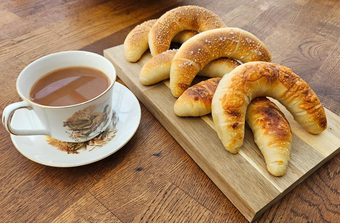 Fresh out of the oven and giving all the slow Sunday feels 😍
Salty, sesame, or the full-on cheddar vibe (yes, cheddar in the dough!) honestly, it doesn’t matter. Kifli is just brilliant. So tell me… which one are you grabbing first on this lazy Sunday?
#sourdough #kifli #bakedbythevarga #homebaker #freshbakes #comfortfood #sundayvibes #frommykitchen