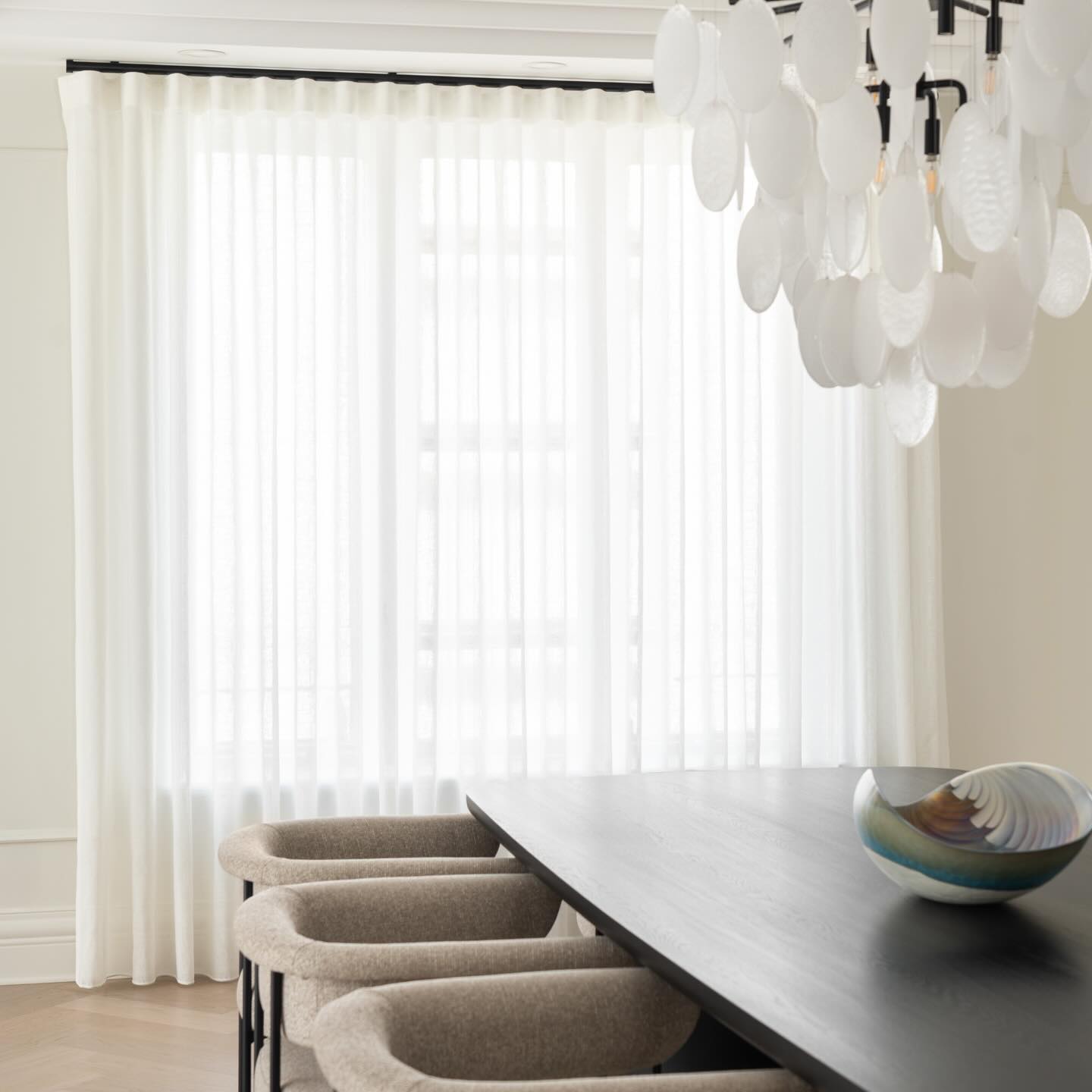 Another view of this dreamy dining setup ✨
Sheer drapery that filters the light just right — perfect for setting the mood….
#MTLBlinds #MontrealHomes #MontrealInteriors #MTLDecor #MontrealDesign #WindowTreatments #SheerDrapery #CustomBlinds #HomeDecorMontreal #InteriorDesignMTL #MTLStyle #DiningRoomInspo