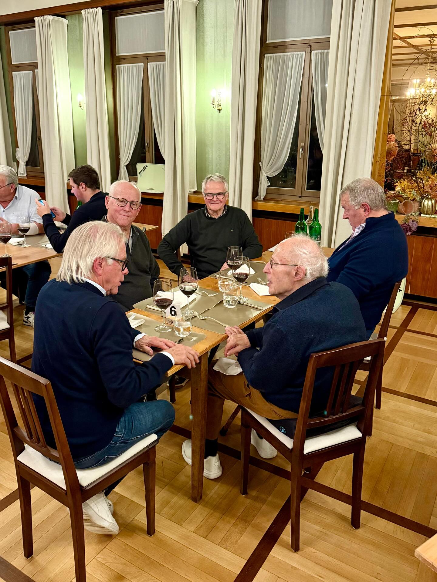 24. Jass-Cup vom Donnerstag Club Oberaargau
♥️♠️♦️♣️
Am Donnerstag, 6. November 2025, wurde im Landgasthof Bären in Madiswil wieder fleissig gejasst!
Unter der Leitung von Heinz Kovats trafen sich 30 begeisterte Jassfreunde zu einem geselligen, spannenden und rundum gelungenen Abend.
Zur Stärkung gab’s ein feines Essen aus der tollen Küche des Bären Madiswil – herzlichen Dank ans ganze Team für die super Bewirtung! 🍽️👏
🏆 Die Top 5 vom 24. Jass-Cup:
1️⃣ Peter Hegi
2️⃣ William Trösch
3️⃣ Jean-Claude Chéhab
4️⃣ René Baumann
5️⃣ Jürg Ingold
Ein grosses Dankeschön geht an unseren Ehrenpräsidenten William Trösch und an Daniela Kammermann für die super Organisation und die tollen Preise! 🙌
Wir freuen uns jetzt schon riesig auf den 25. Jubiläums-Jass-Cup 🎉
👉 Save the date: Donnerstag, 5. November 2026!
#JassCup #DonnerstagClubOberaargau #Madiswil #LandgasthofBären #Jassen #SchweizerTradition #Geselligkeit #TeamSpirit #FeinesEssen #Vereinsleben