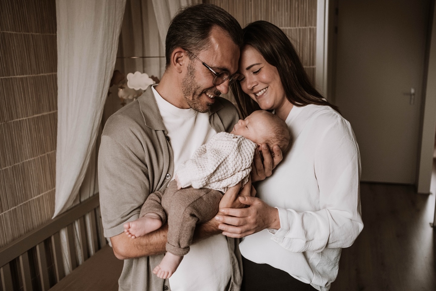 De afgelopen weken mocht ik maar liefst 7 kleine baby’tjes vastleggen! Zo bijzonder om elke weer weer bij mensen thuis gekomen in hun babybubbel!🤍
.
.
.
.
#newborn #newbornfotograaf #newbornfotografiezwolle #babyfotografie #fotograaf #fotograafzwolle