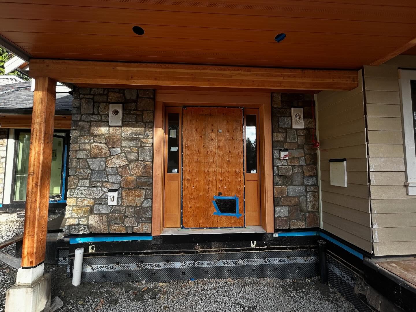 Beautiful new build using Sitka Spring Ledgestone from K2! #masonry #stonework #vancouvermasonry #vancouver #newhone #k2stone #funtimes