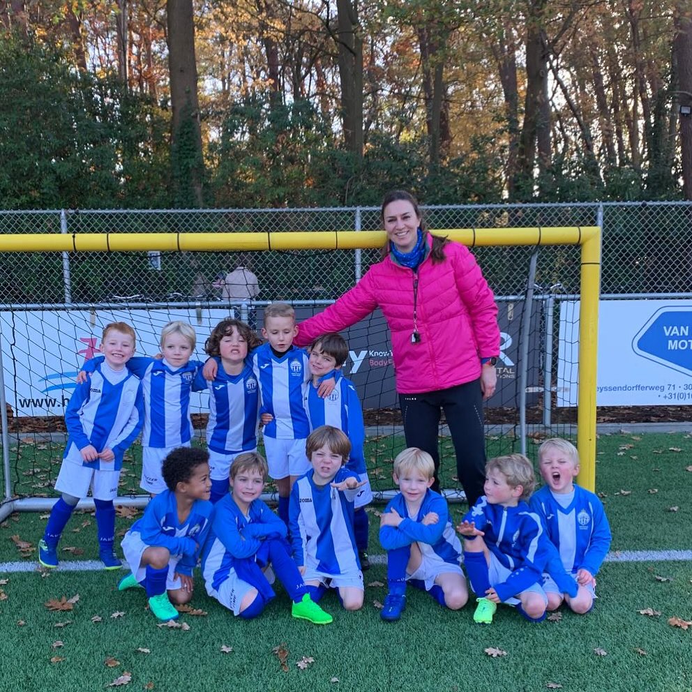 De U6 gaf vanochtend het startschot voor een prachtige zonnige herfstdag. Zie ze stralen! De toekomst van Club Koningshof of wie weet zit er een klein duiveltje tussen. 💙
.
.
#clubkoningshof #waarjealtijdthuisspeelt #familieclub #kfck #depheyp #voetbal #sport #kids #zaterdagvoetbaldag #happykids