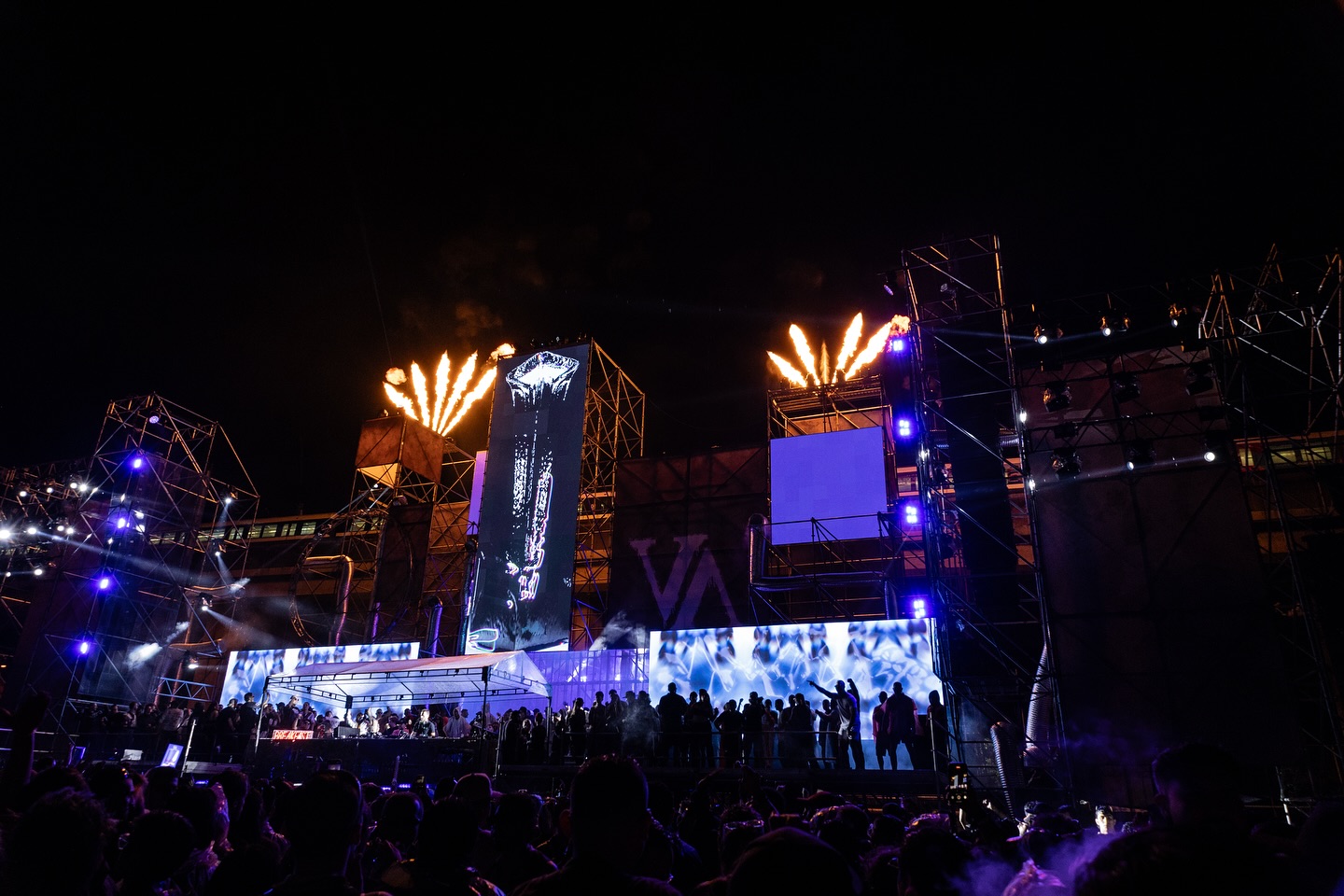 ▪️ Evento: @ritvales_
▪️Organiza: @breakfast_live
📌Nota completa en Bloggaleriadearte.com
Este año, la escenografía no fue un acompañamiento; fue protagonista. Los cinco escenarios fueron reinventados desde cero, cada uno con una identidad sónica y visual inquebrantable.