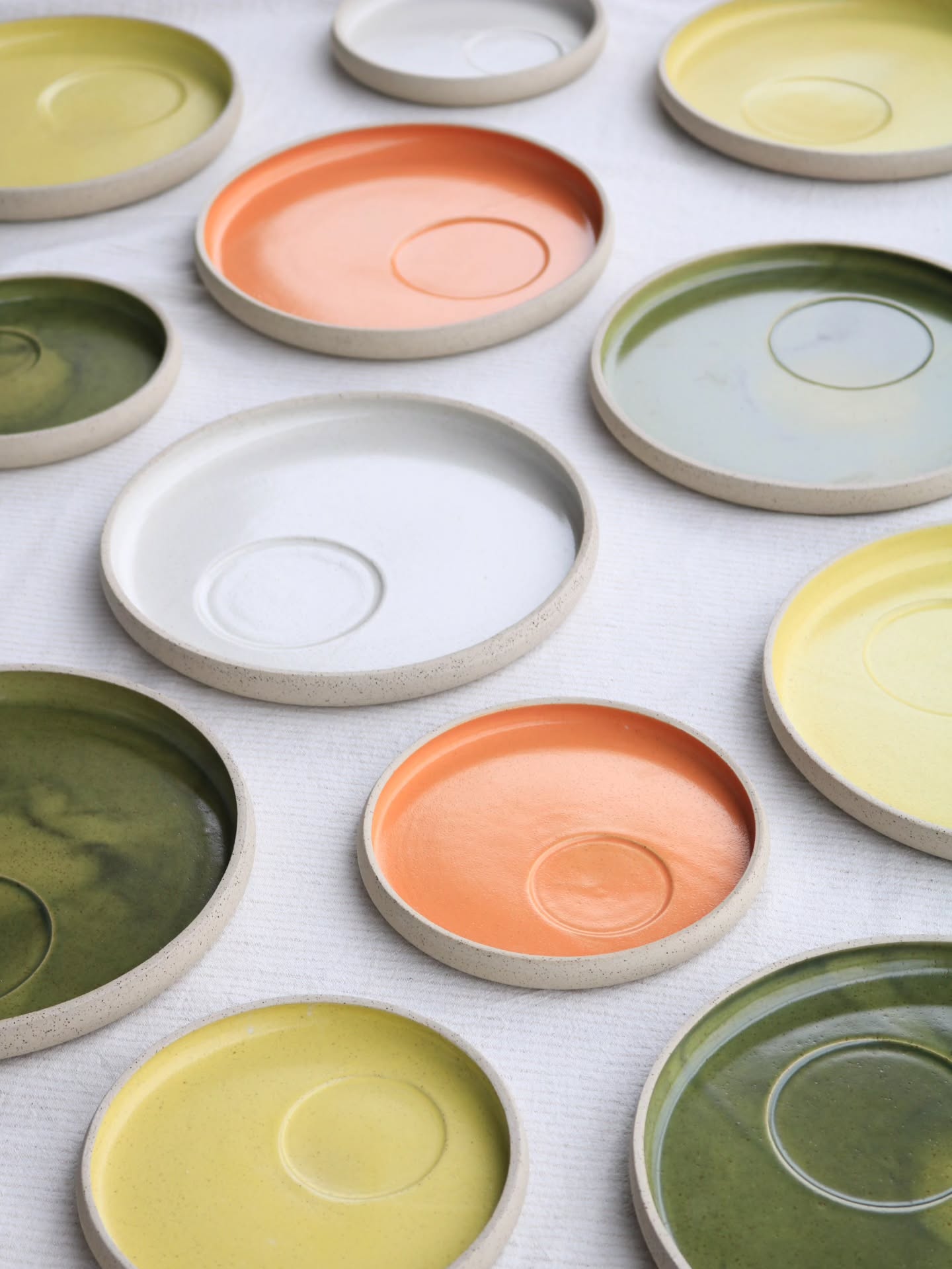 🥝 Les assiettes Zigoto 🥝
Vous leur avez fait un sacré accueil, quelle chance j'ai d'avoir une commu qui me suit dans toutes mes idées farfelues 🥹
Elles seront dispos en petit et grand format, dès ce week-end à l'occasion du Festival @terre.et.briques au Bazaar St So 🕺
J'ai hâte de vous montrer plein de manières d'utiliser cette zone creuse à l'intérieur, pour composer des repas 100% stylés 🧡
D'ailleurs, tu as une préférée parmi les 4 coloris ?