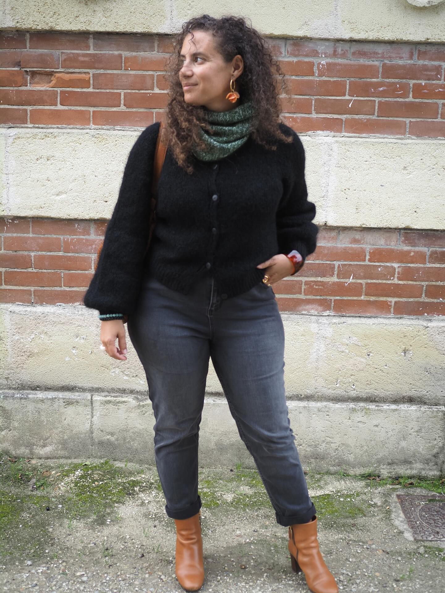 Un look d’automne avec …
🐦⬛… mon LUZ cardigan tricoté dans un gros fil de mohair ce qui lui donne un rendu plus dense et plus chaud que ma version initiale.
🐊… et mon BANDIDAS version bandana tricoté lui, dans un mélange de fil fingering mérinos et fil lace mohair soie. Ça en fait une version un peu plus grande et surtout plus chaude que ma version originale estivale.
🤎 vous aussi vous vous amusez à tricoter un même modèles dans des fils différents pour avoir des versions complètement différentes ?
🐿️ Retrouvez Les Fiches tricot de Luz et Bandidas en français et en anglais sur Ravelry et www.AtelierEmilie.com
Fils . @yarnbysimone
.
.
#atelieremilie #ateliermiliedesigns
#knitting #knitweardesigner #mohairaddict
#tricotété #summerknitting
#tricot #strikk tricot #jeportecequejetricote
#bandidasbyae #bandidasbyae
#luzcardigan #luzcardigan